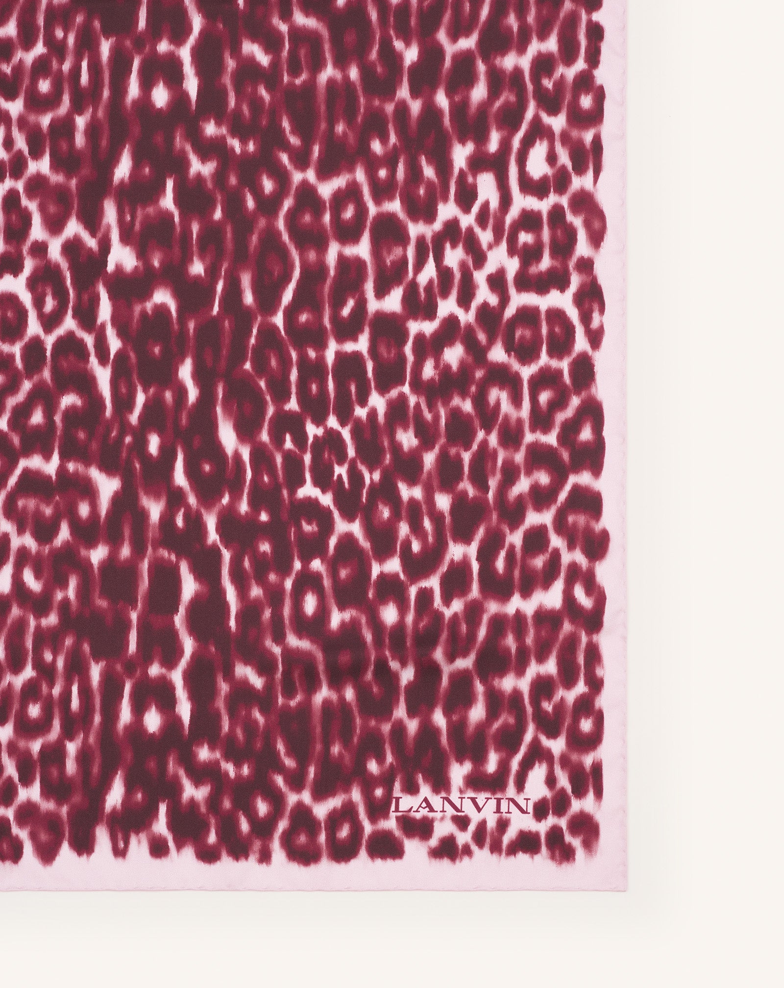 CARRÉ EN SOIE IMPRIMÉ LÉOPARD