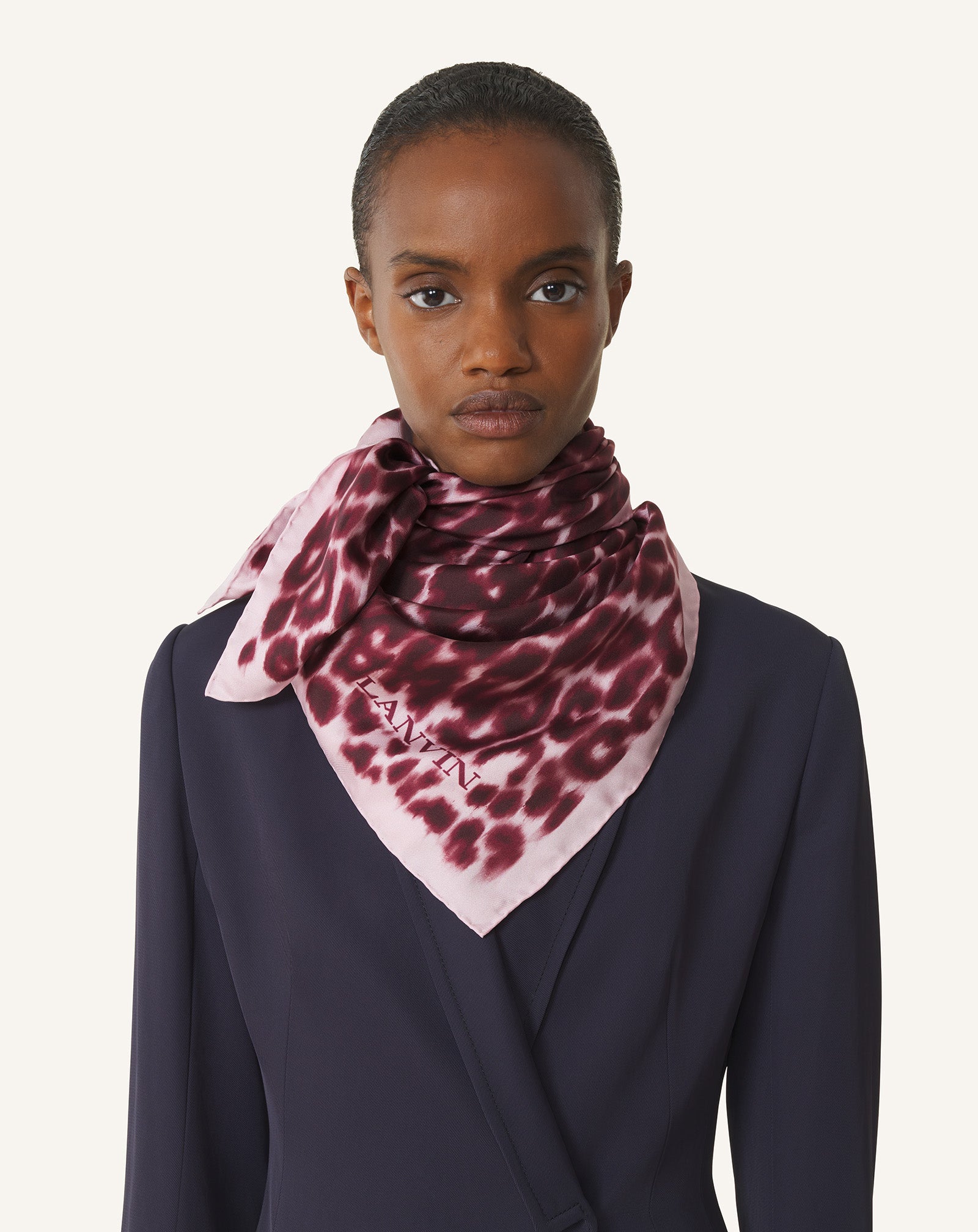 CARRÉ EN SOIE IMPRIMÉ LÉOPARD