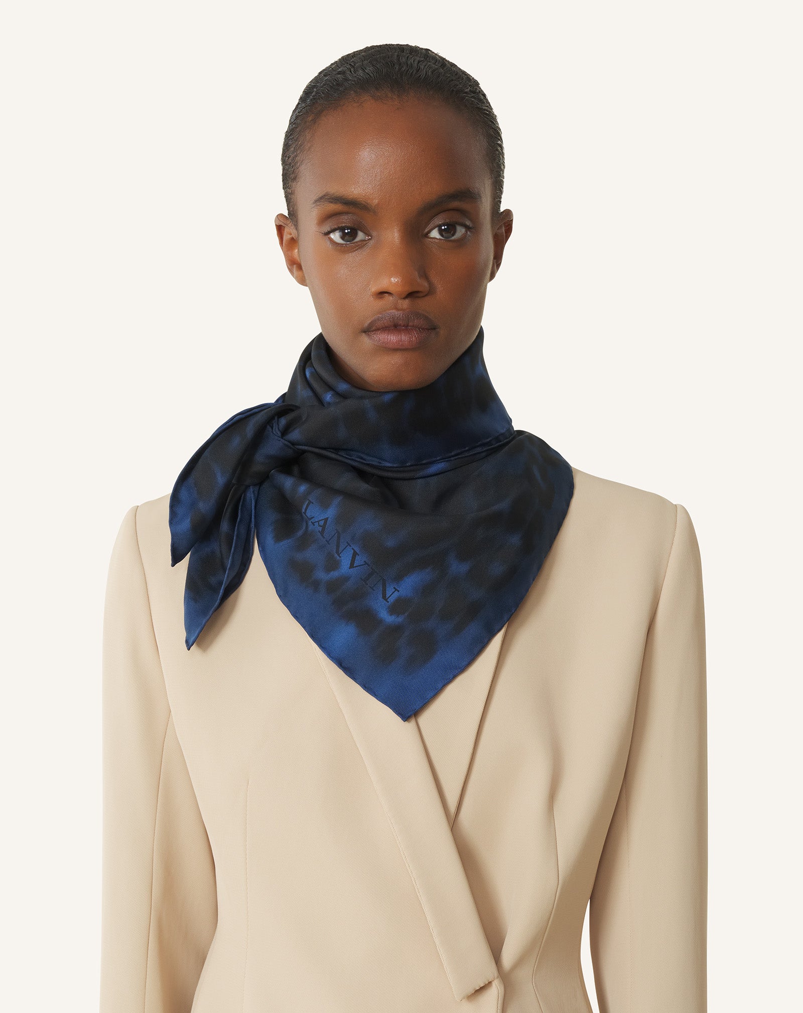 CARRÉ EN SOIE IMPRIMÉ LÉOPARD