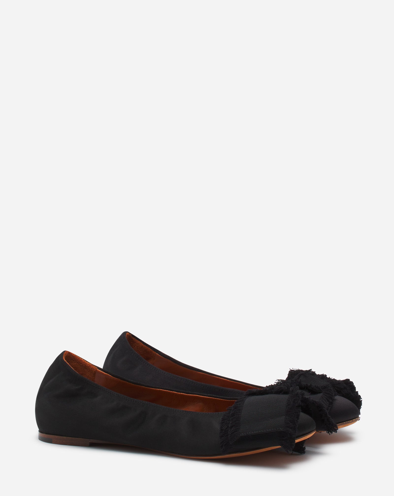 LA BALLERINE A NOEUD EN SATIN