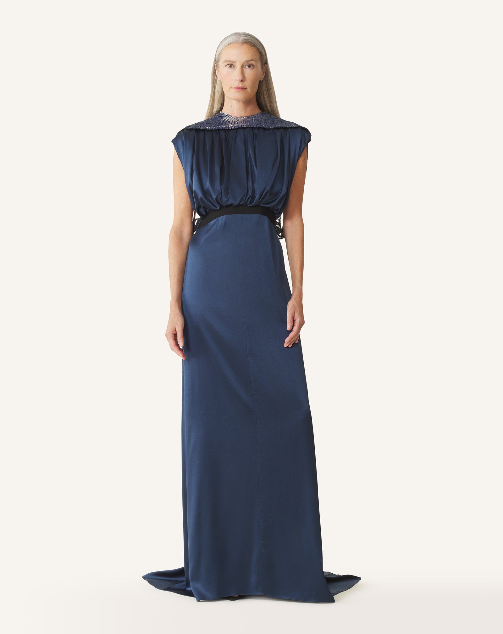 ROBE À DOS BRODÉ EN SATIN DE SOIE BLEU