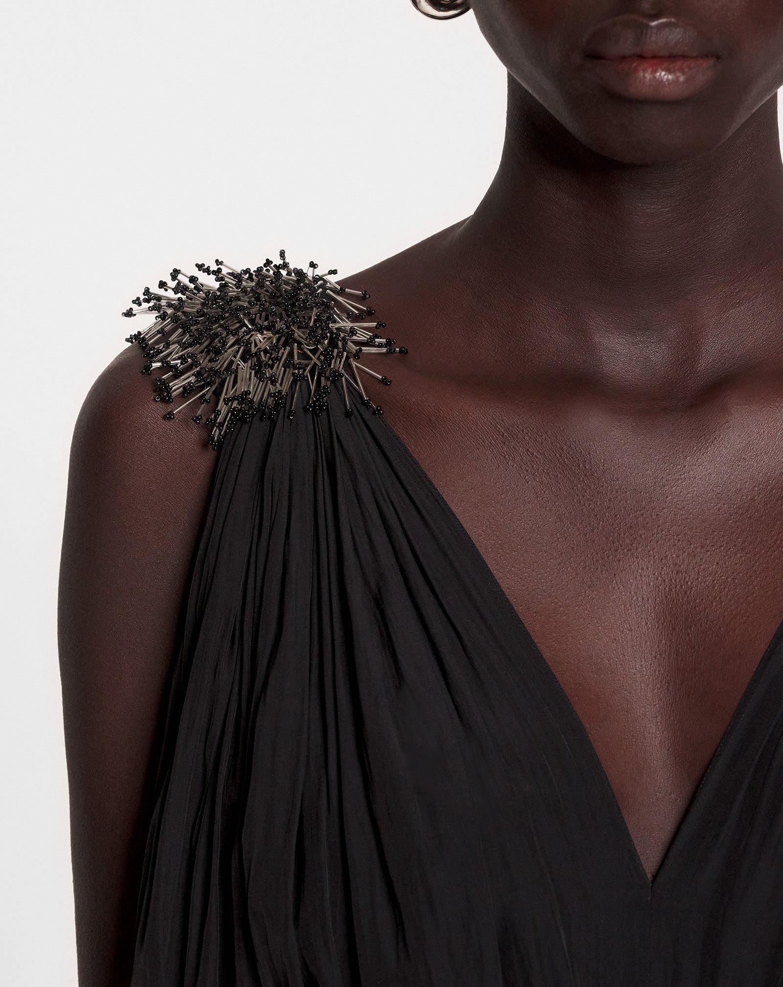 ROBE DU SOIR LONGUE EN CHARMEUSE ET BRODERIES