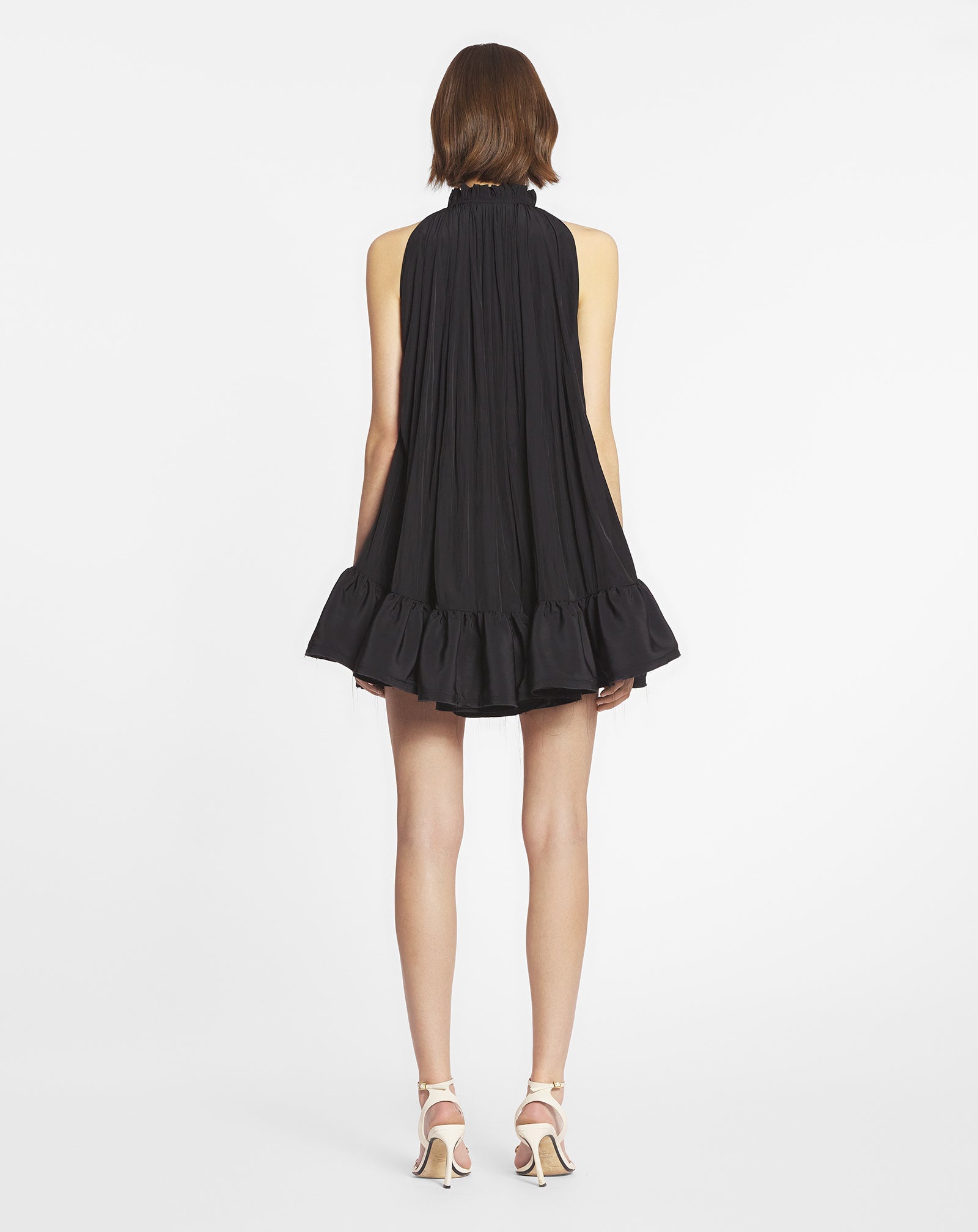 ROBE COURTE À VOLANTS