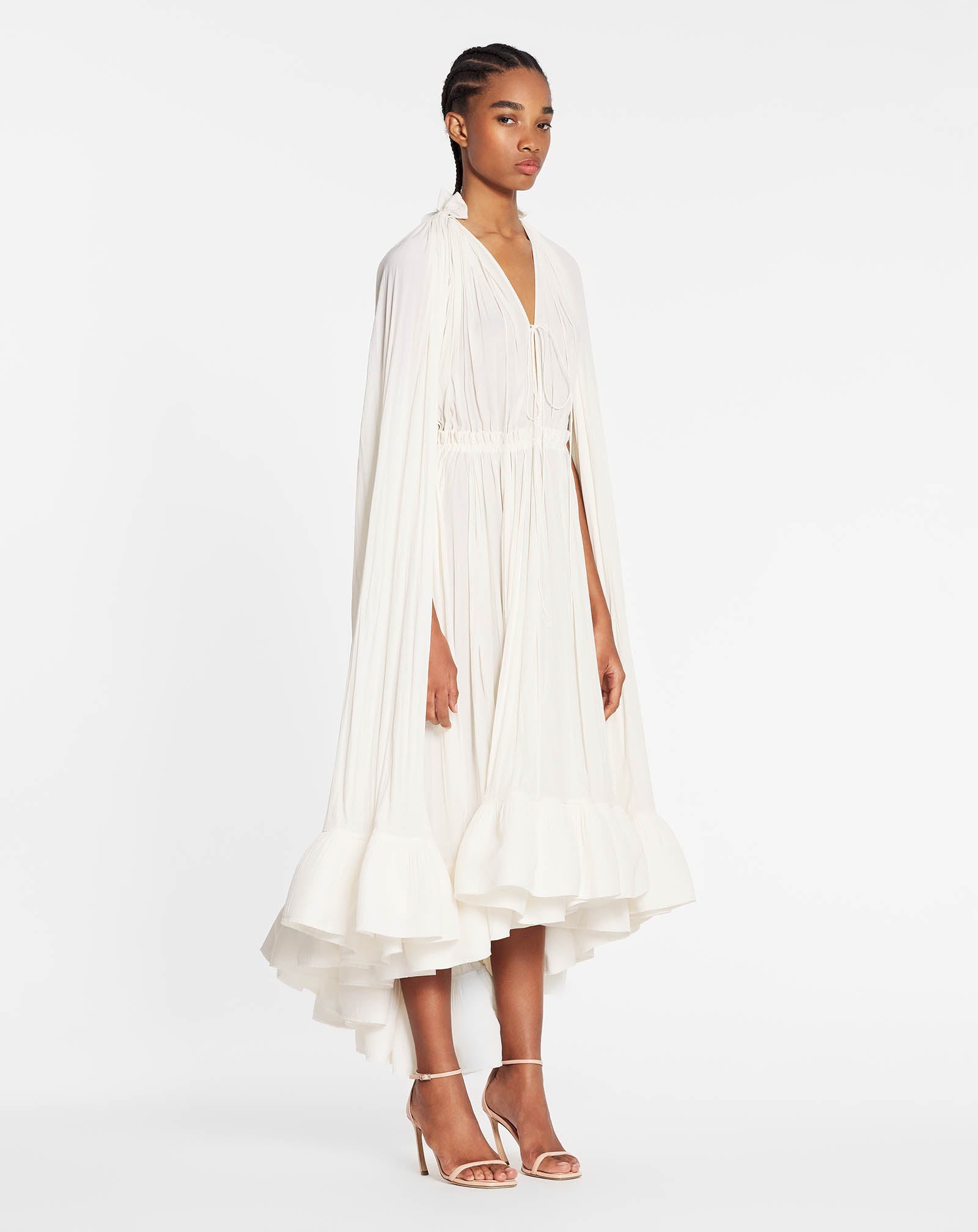 ROBE LONGUE À VOLANTS EN CHARMEUSE BLANC