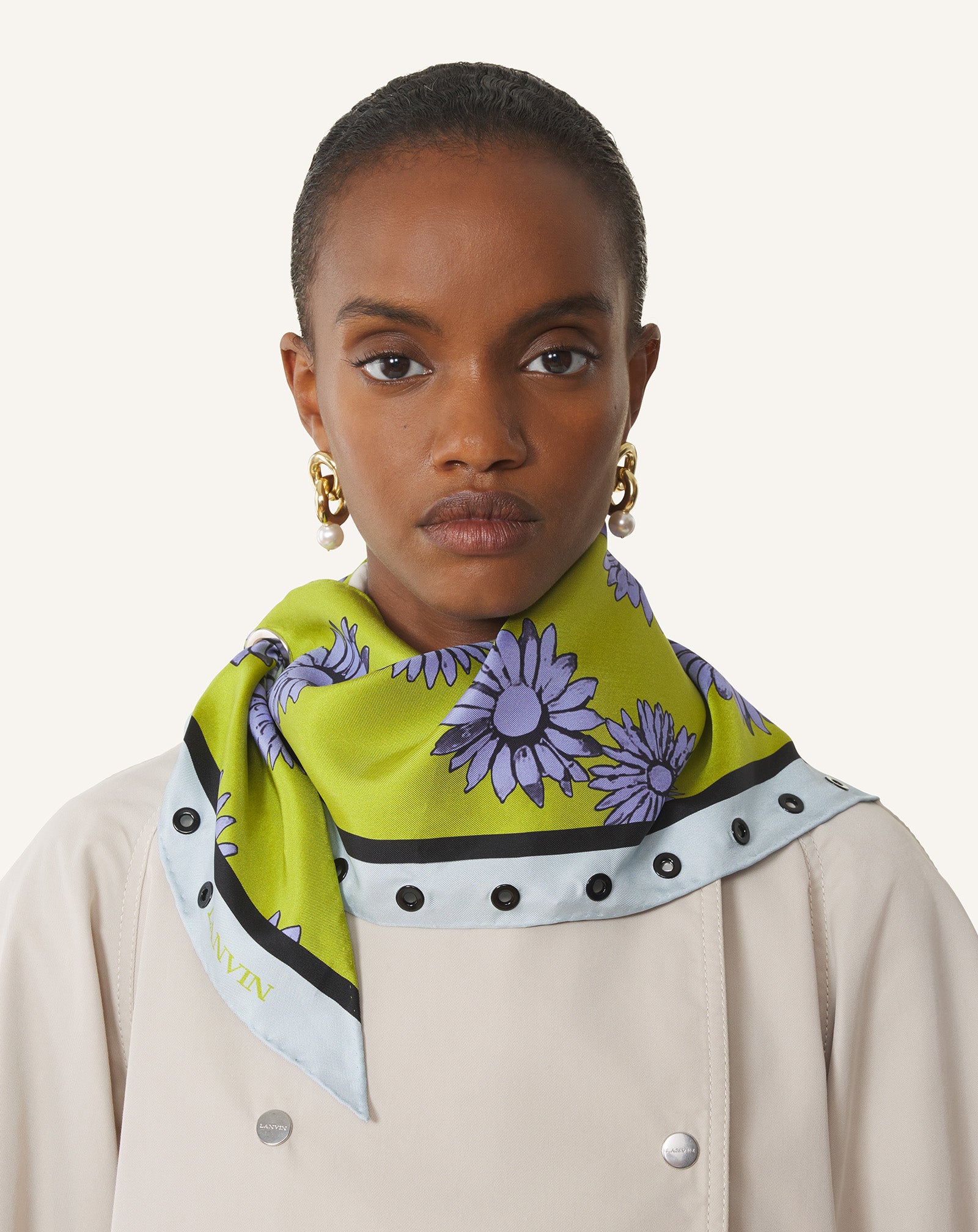 FOULARD TRIANGLE À MOTIFS MARGUERITE EN SOIE