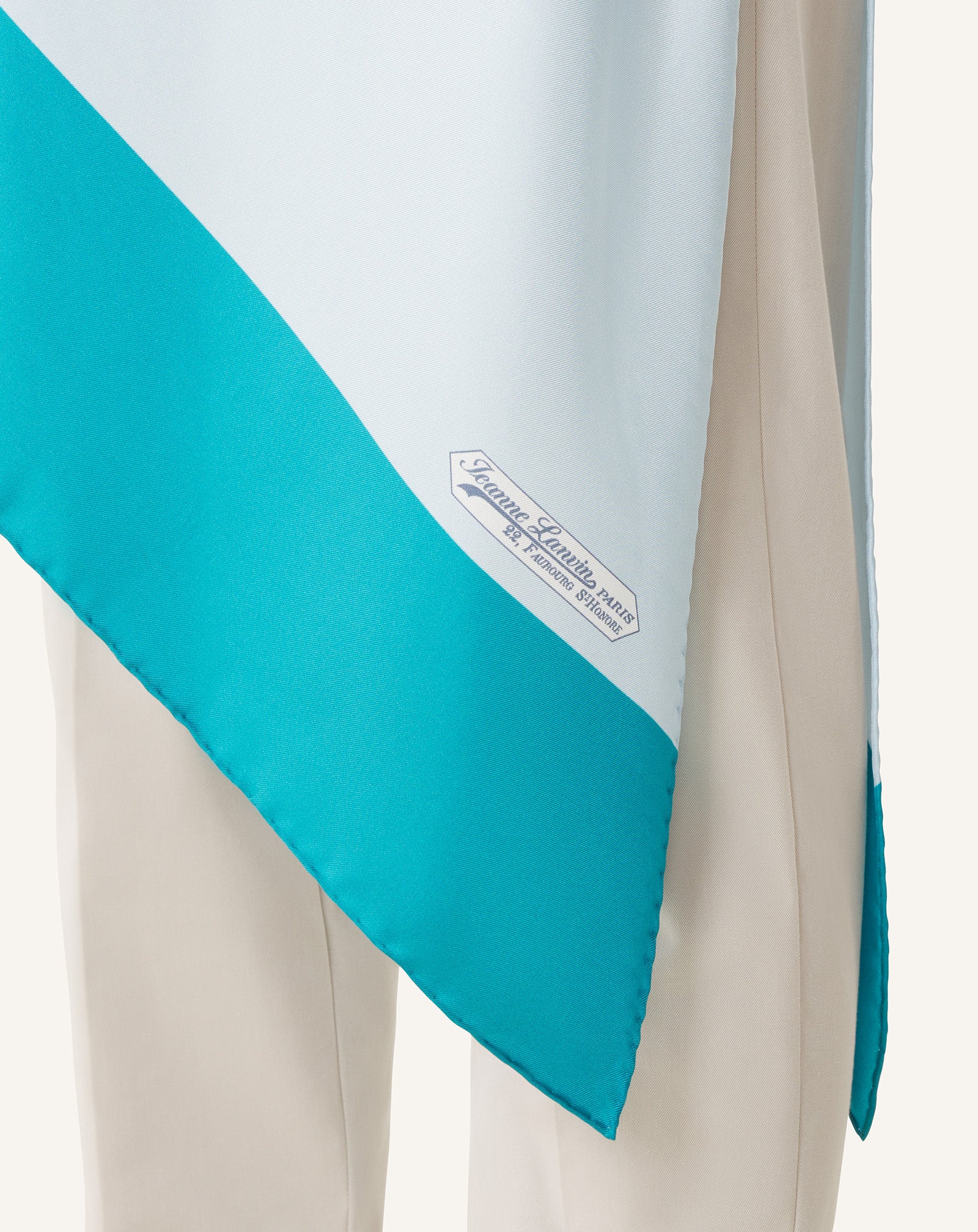 TOP À MOTIF GRAPHIQUE EN SOIE