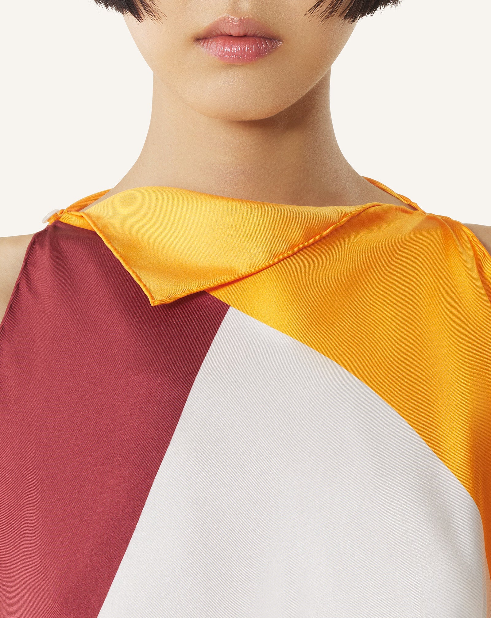 TOP À MOTIF GRAPHIQUE EN SOIE