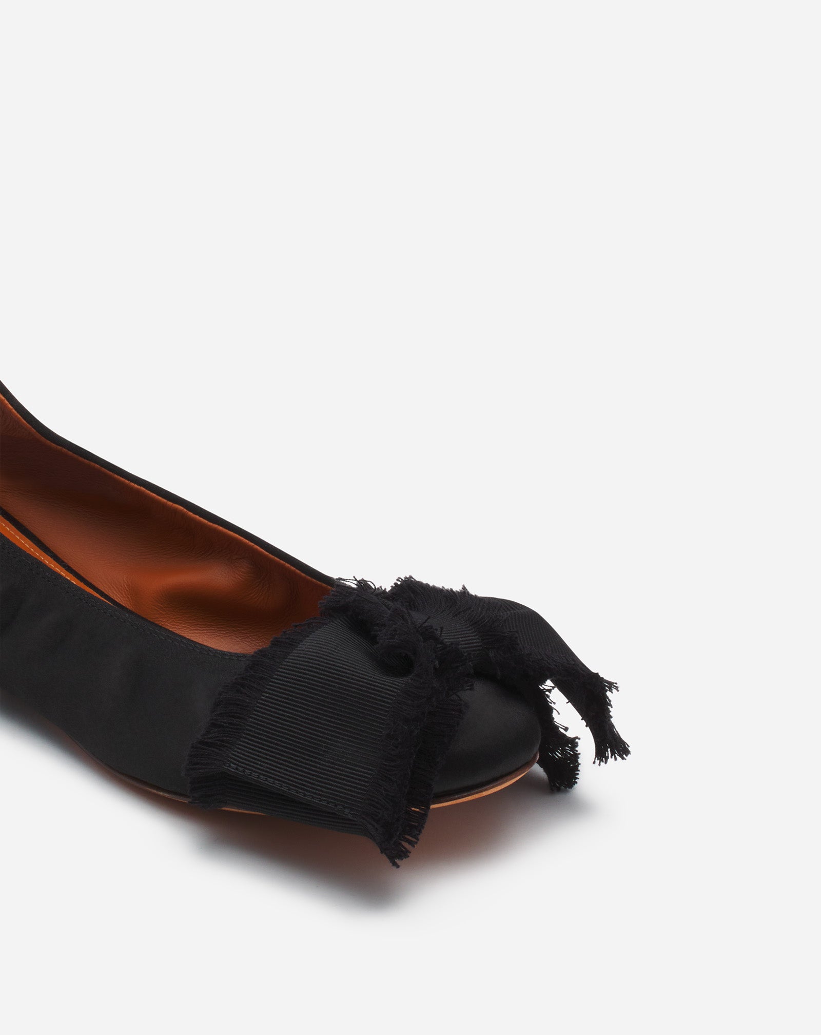 LA BALLERINE A NOEUD EN SATIN