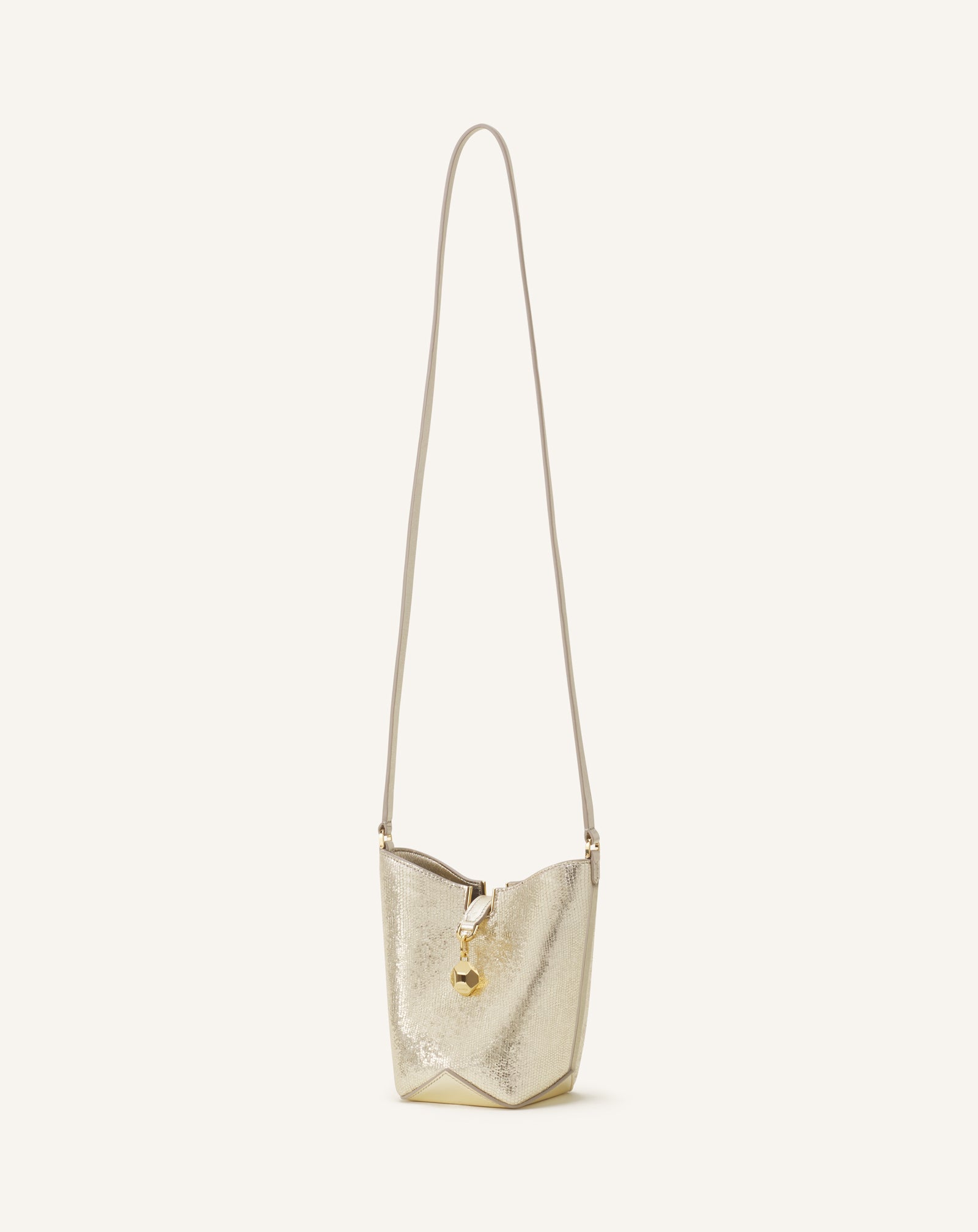 SAC SEAU NANO CATCH BY LANVIN EN CUIR MÉTALLISÉ CRAQUELÉ ARGENT