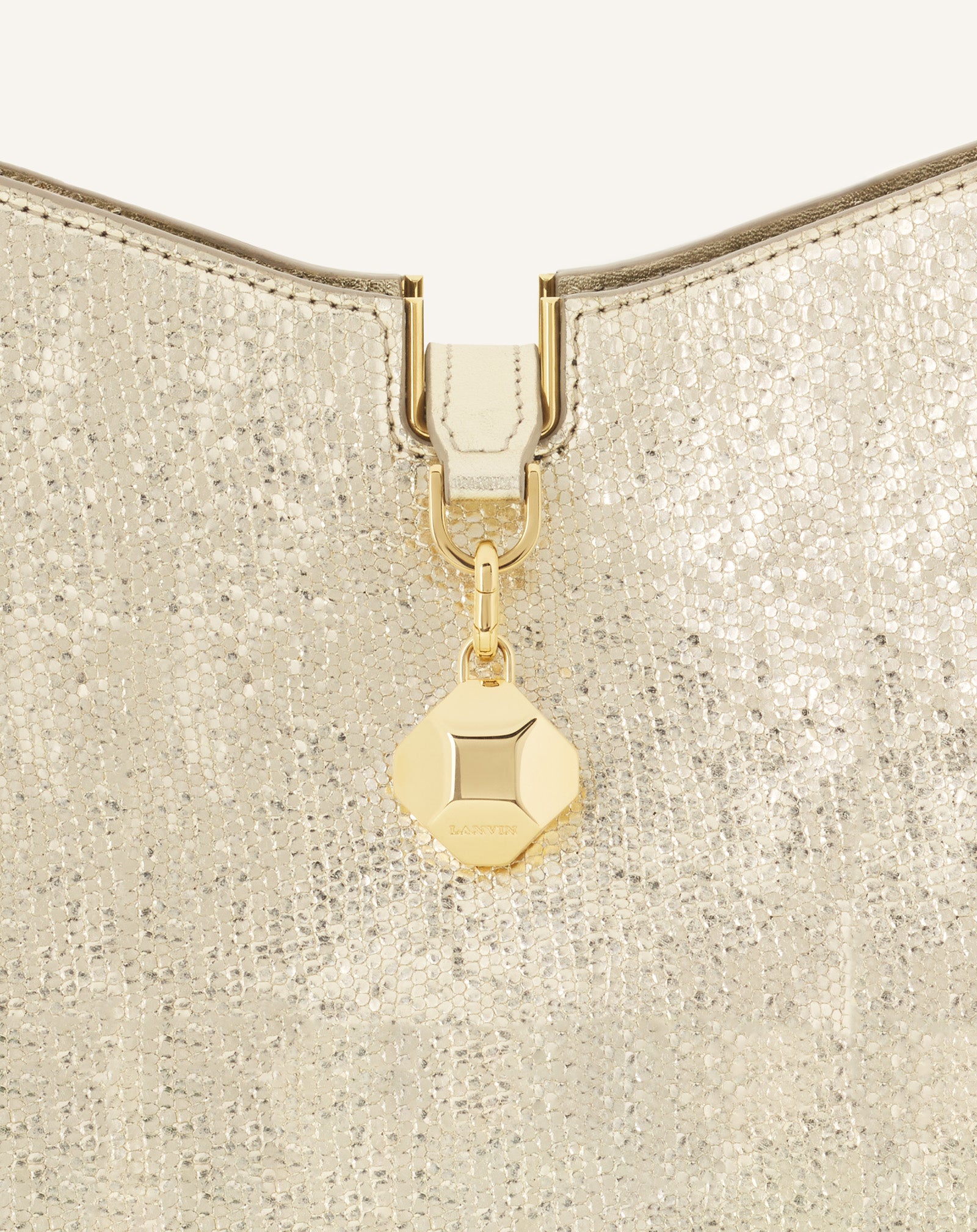 SAC SEAU NANO CATCH BY LANVIN EN CUIR MÉTALLISÉ CRAQUELÉ ARGENT