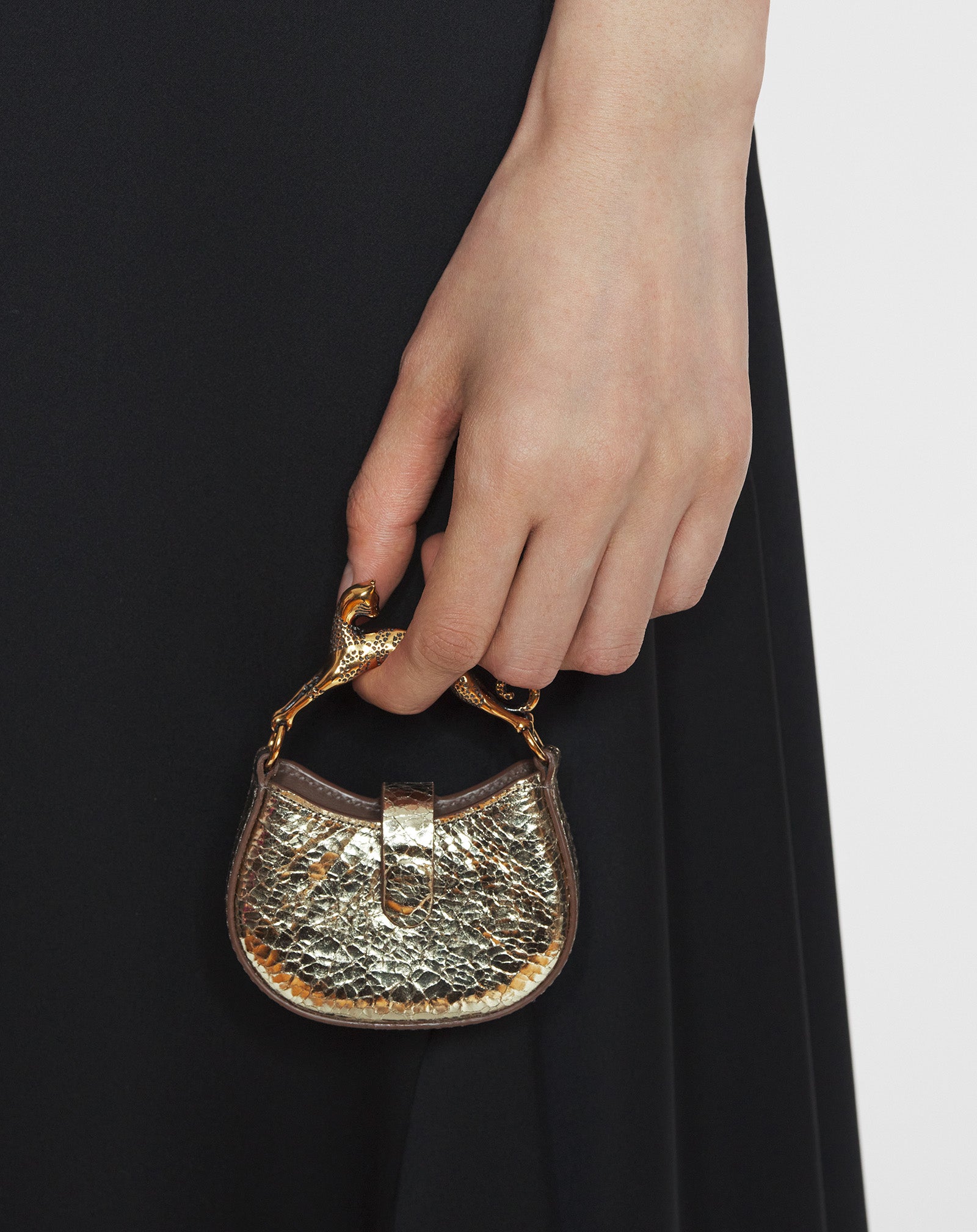 MICRO SAC HOBO CAT CHARM EN CUIR MÉTALLISÉ CRAQUELÉ