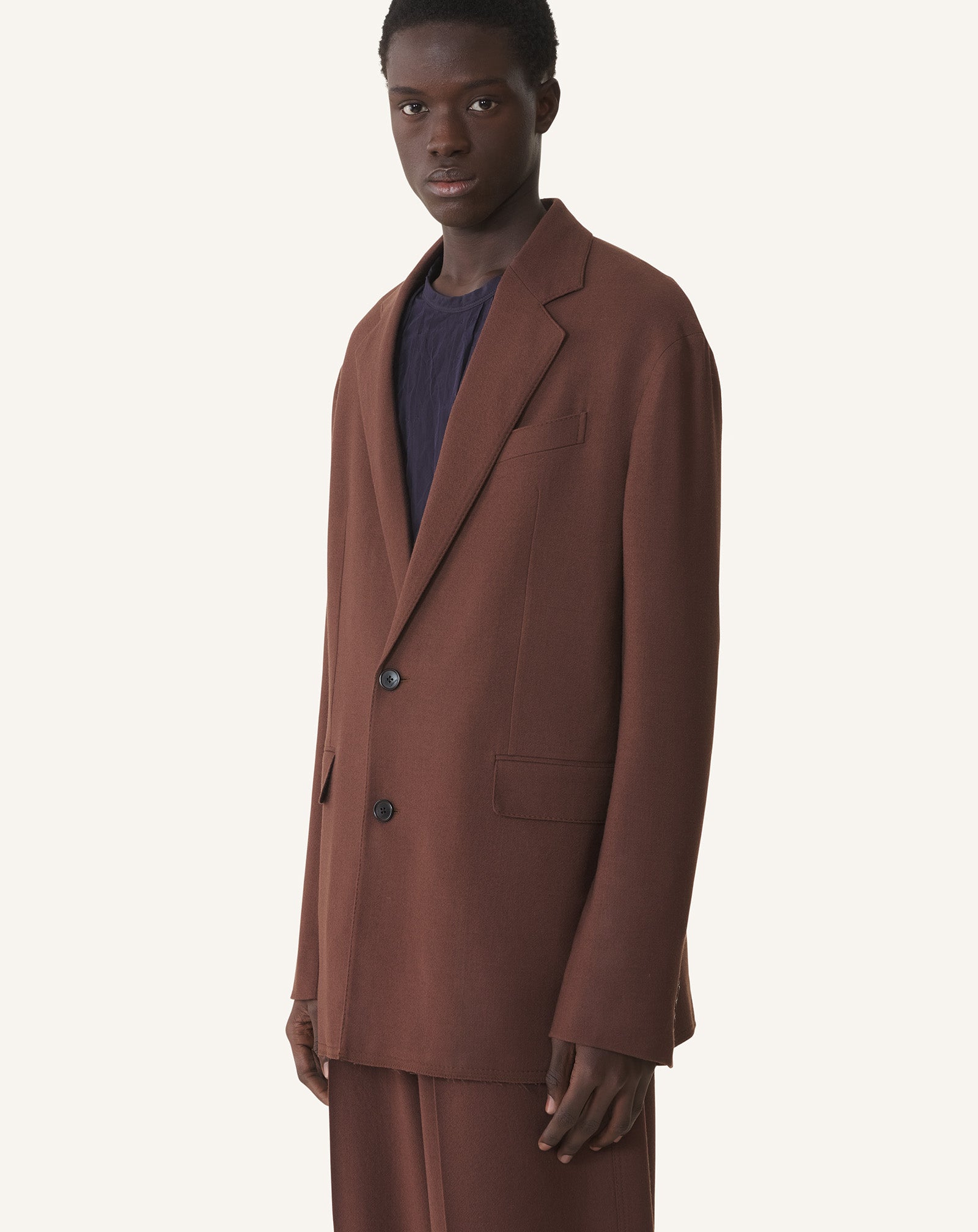 VESTE SIMPLE À ÉPAULES TOMBANTES