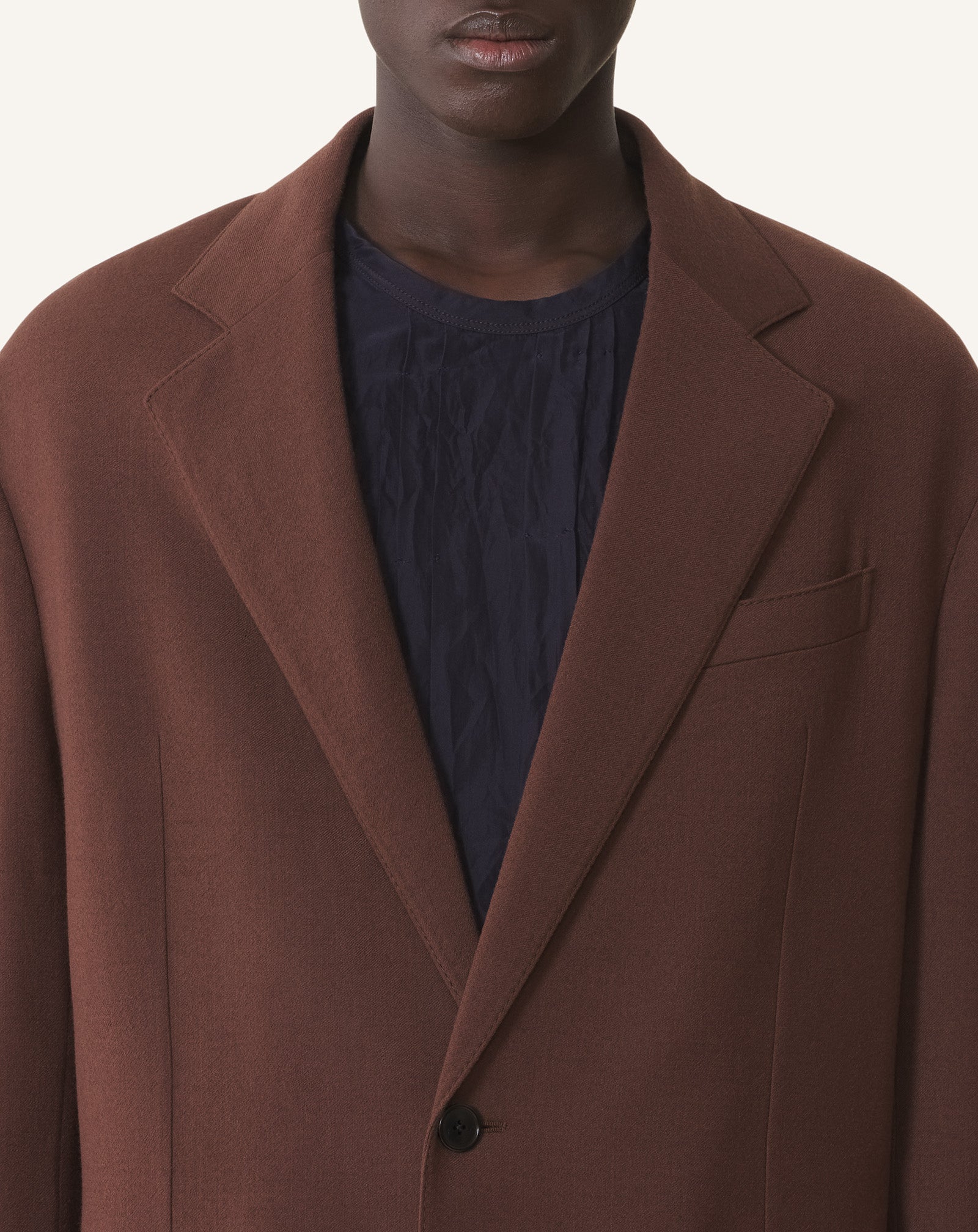 VESTE SIMPLE À ÉPAULES TOMBANTES