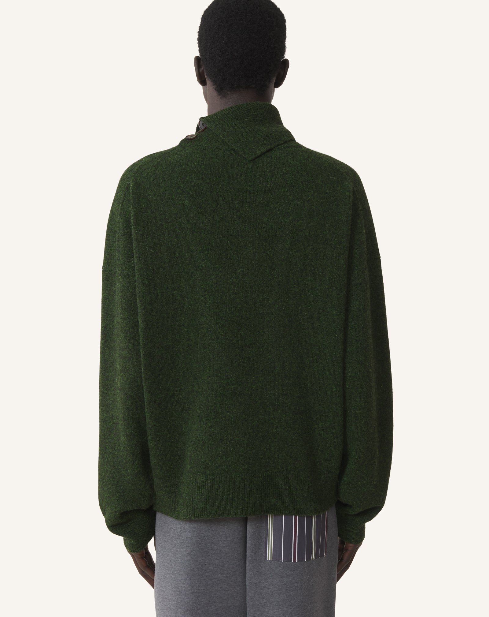 PULL COL BOUTONNÉ EN CACHEMIRE VERT