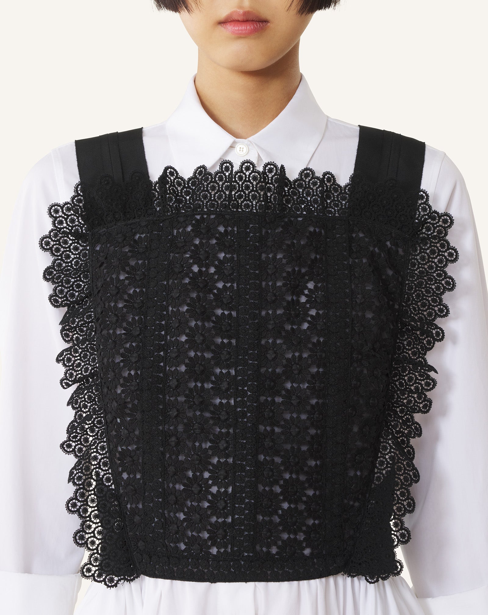 PLASTRON EN GUIPURE