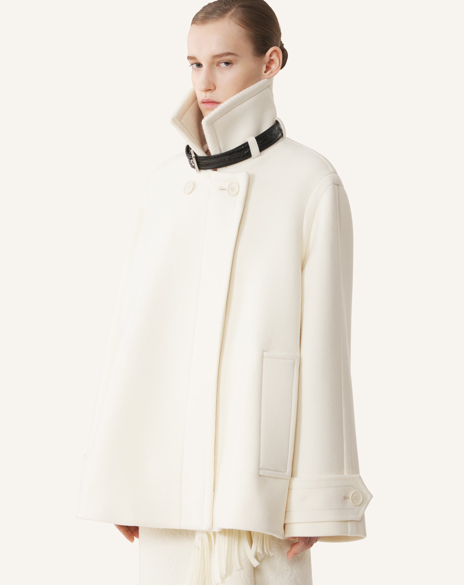 MANTEAU COURT COL MONTANT EN LAINE
