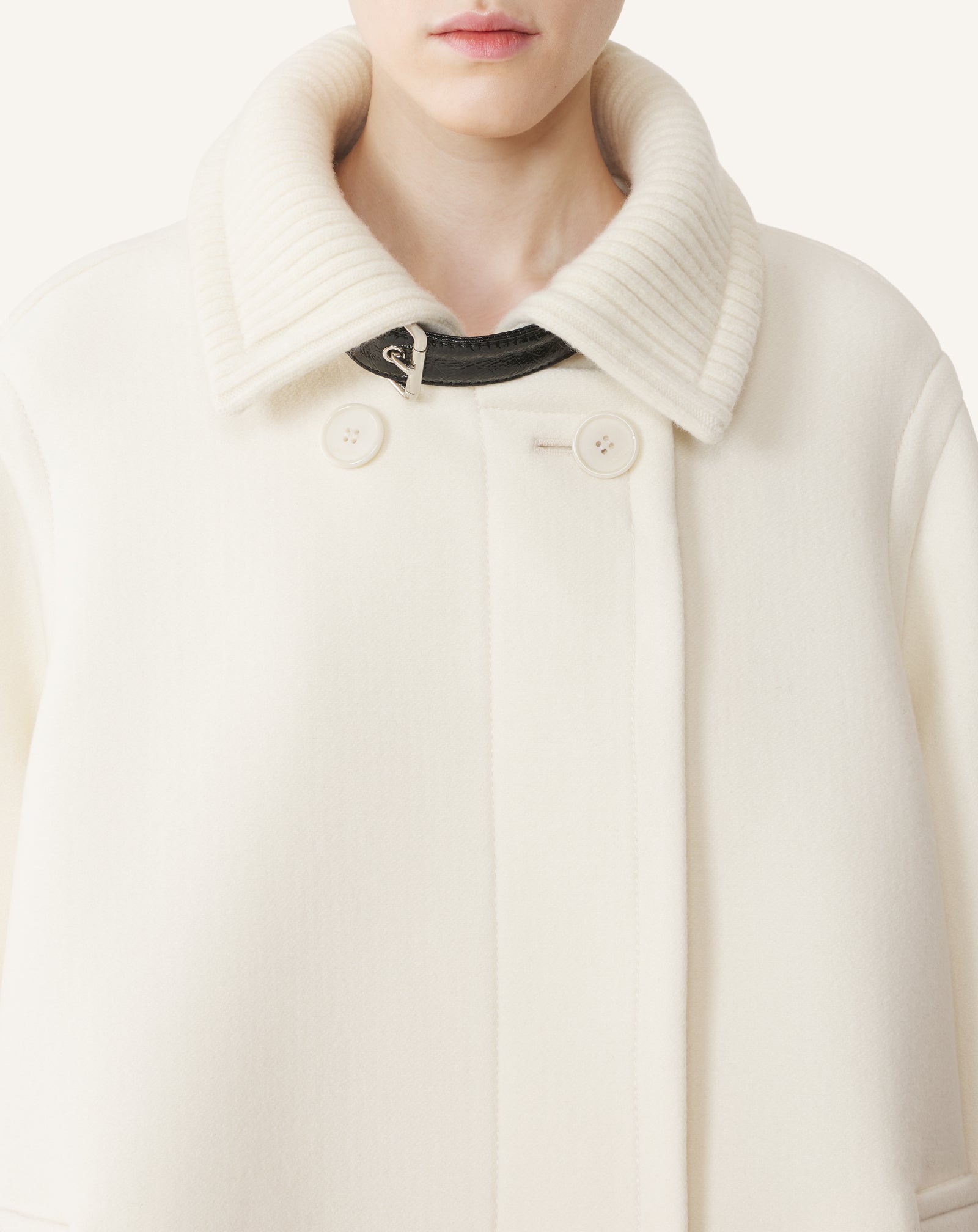MANTEAU COURT COL MONTANT EN LAINE