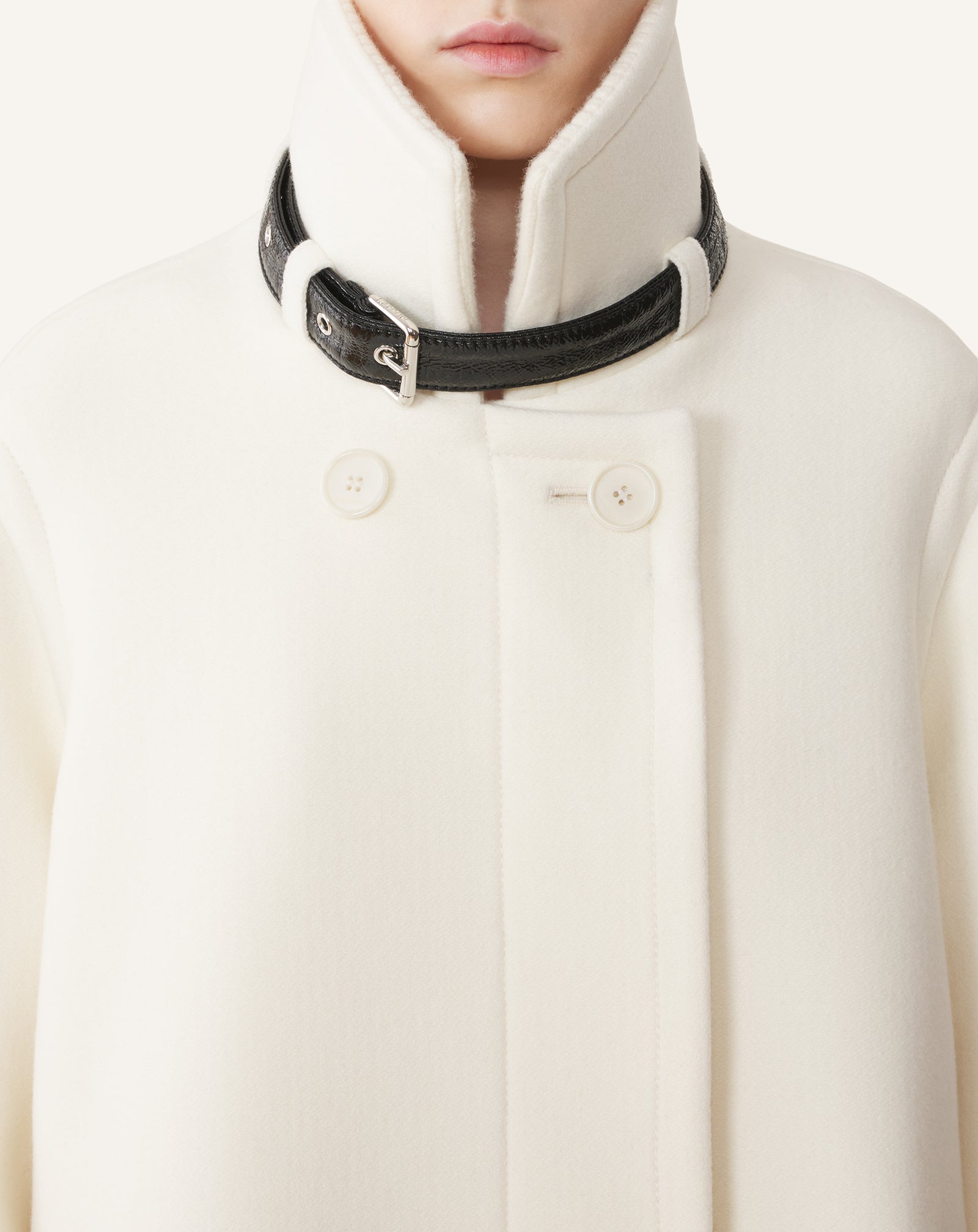 MANTEAU COURT COL MONTANT EN LAINE