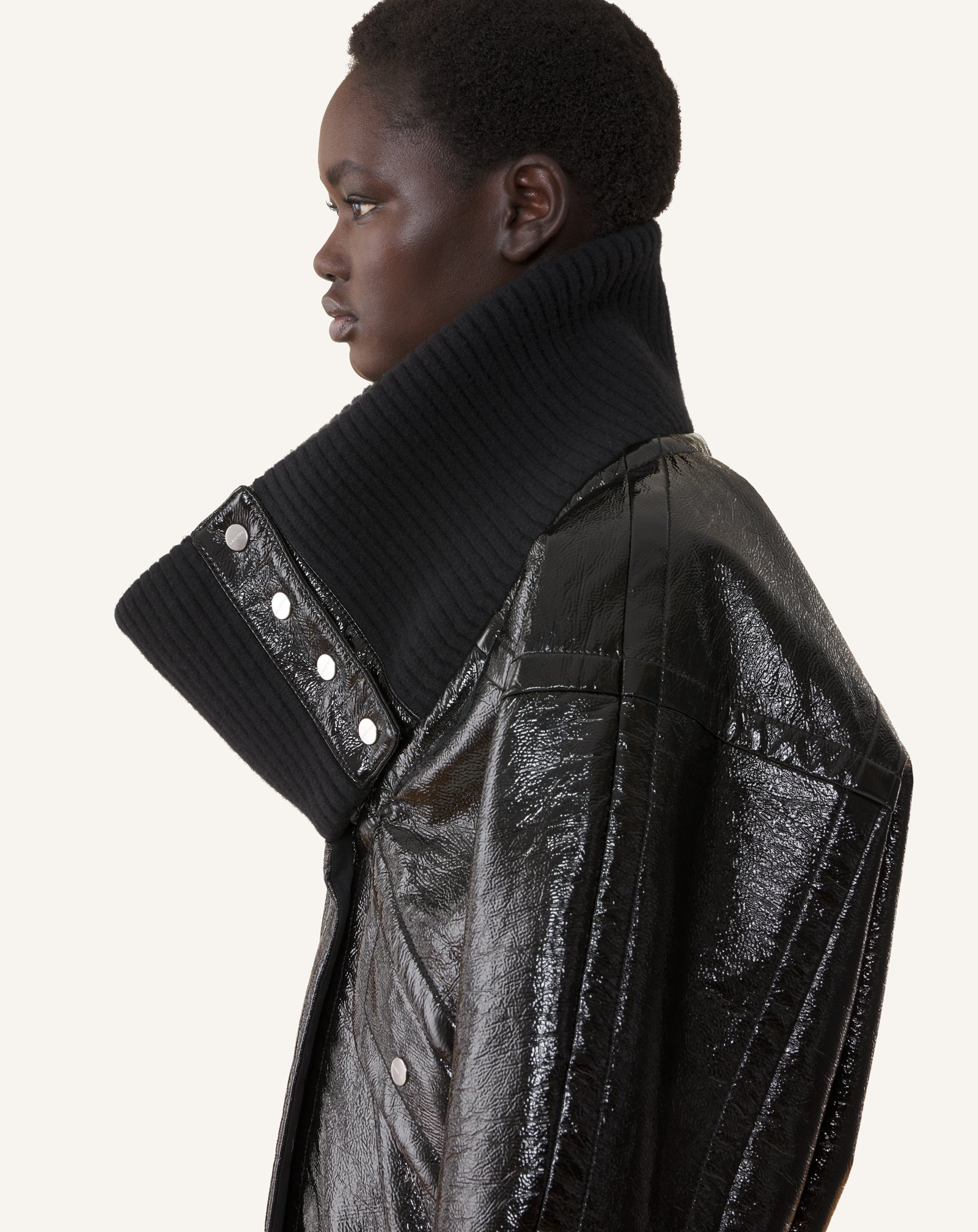 MANTEAU COURT EN VINYLE