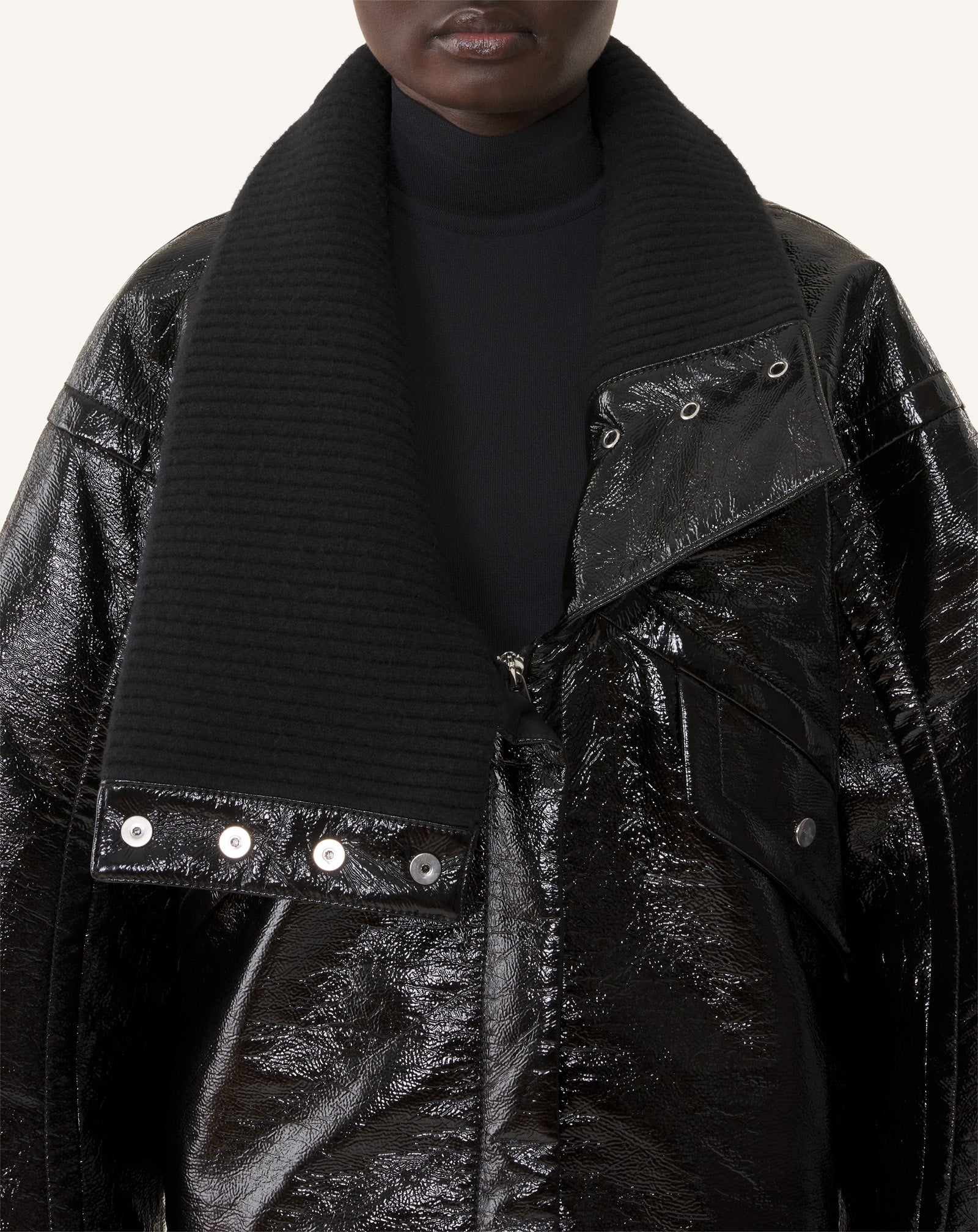 MANTEAU COURT EN VINYLE