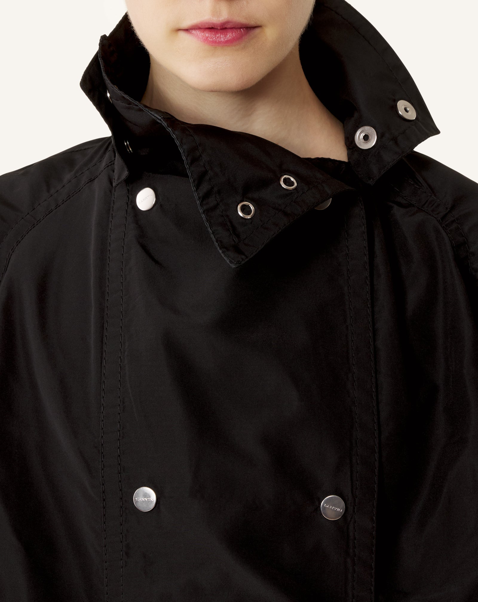 TRENCH BI-MATIÈRE EN FAILLE DE SOIE ET CHARMEUSE NOIR