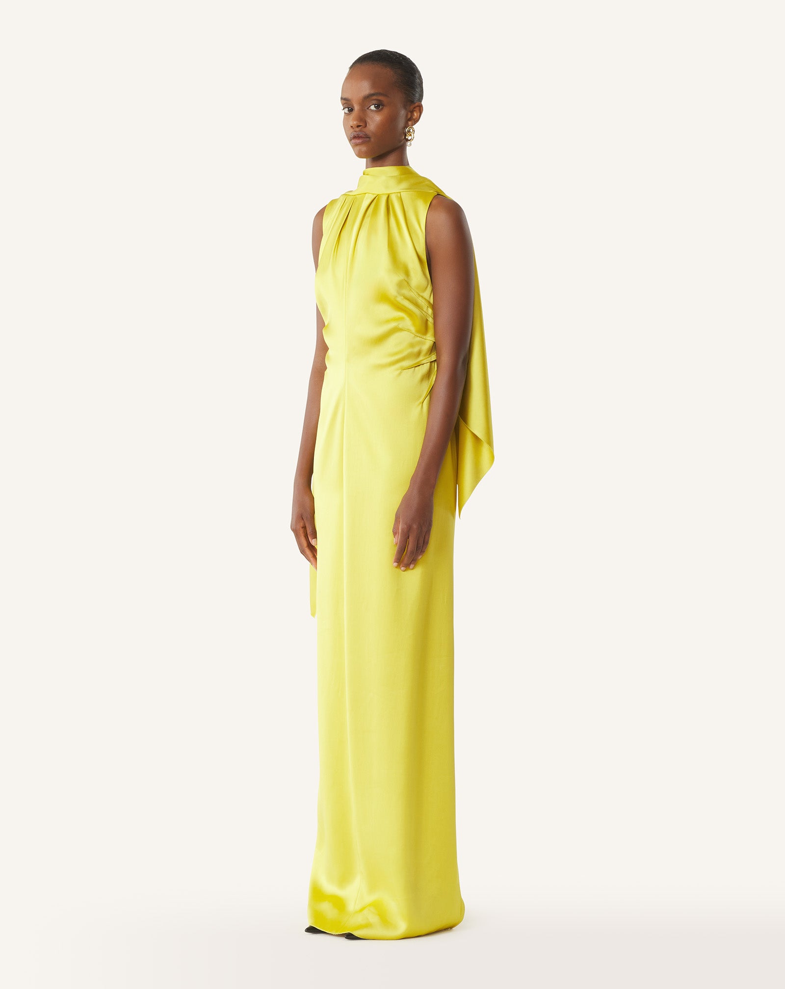 ROBE LONGUE EN SATIN JAUNE