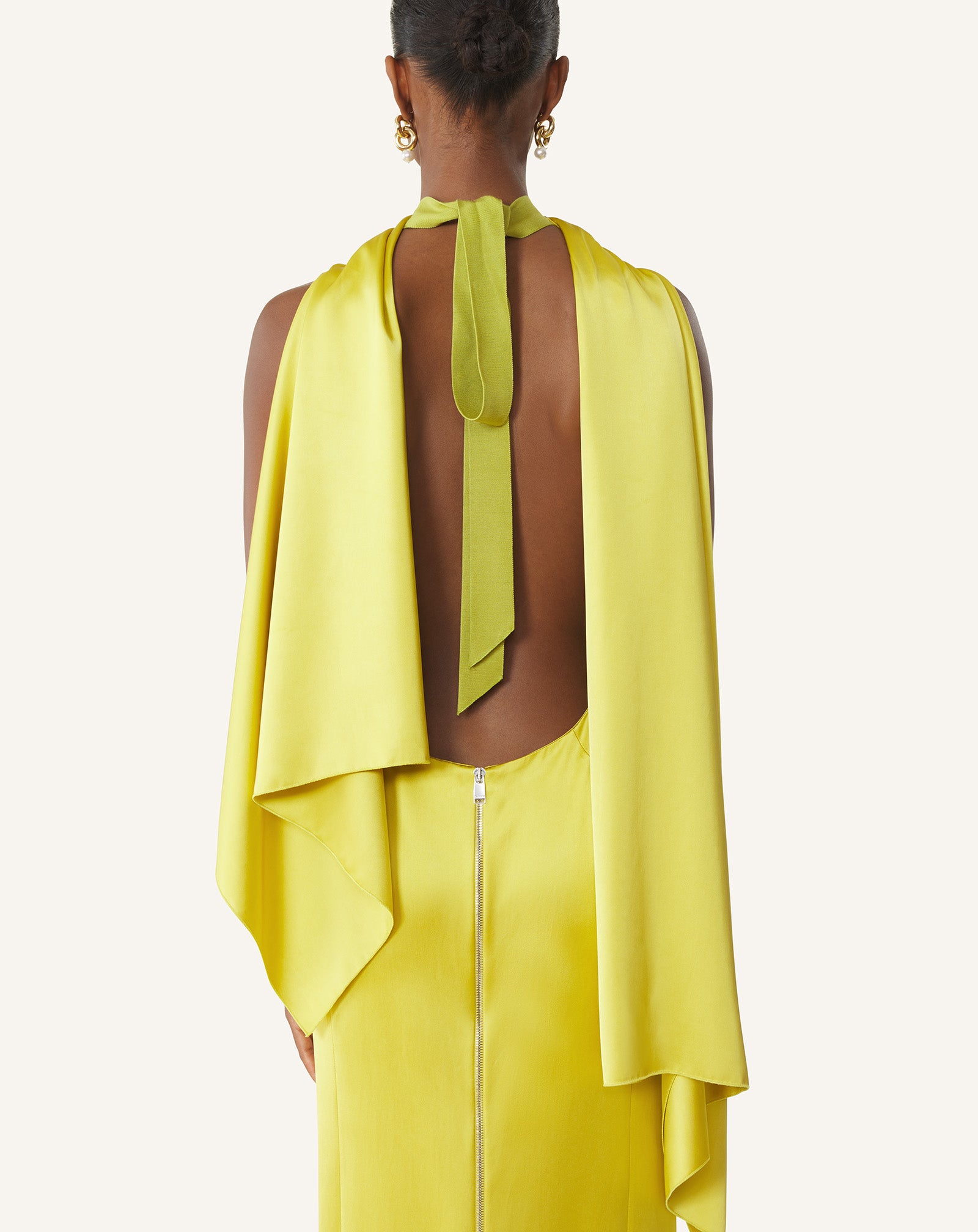 ROBE LONGUE EN SATIN JAUNE