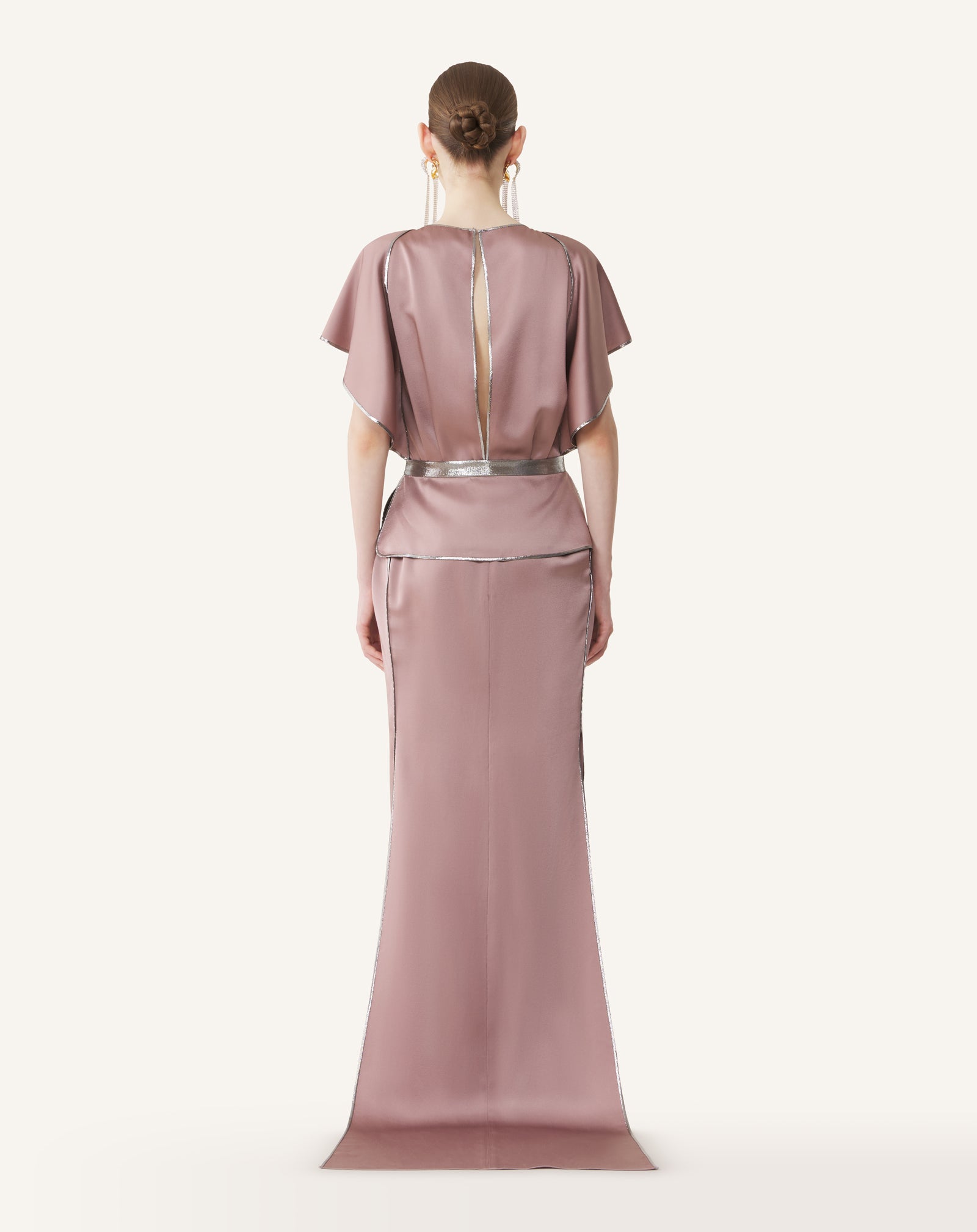 ROBE LONGUE À BASQUE EN SATIN
