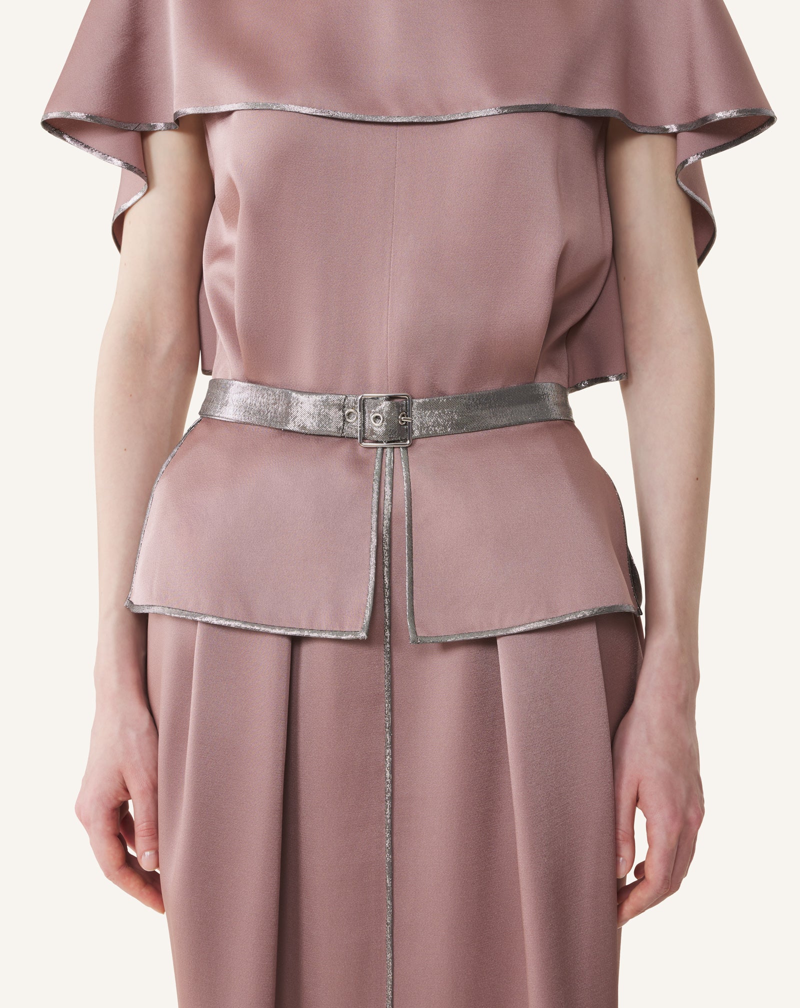 ROBE LONGUE À BASQUE EN SATIN