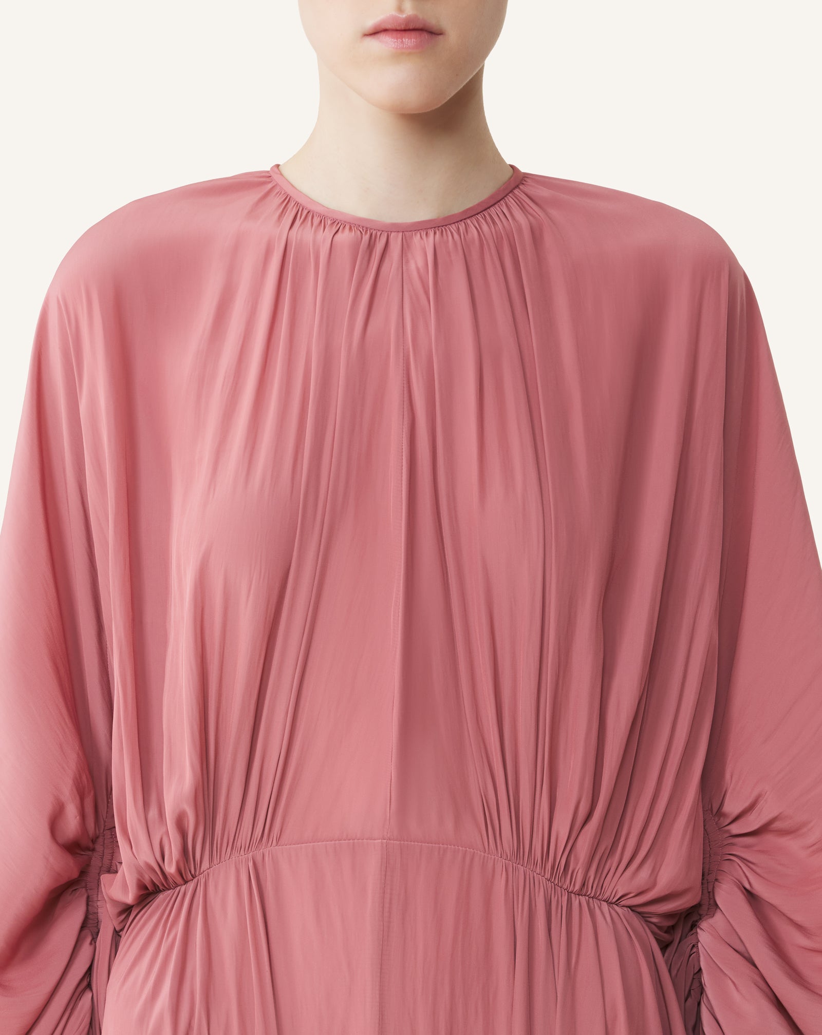 ROBE CINTRÉE EN CHARMEUSE ROSE