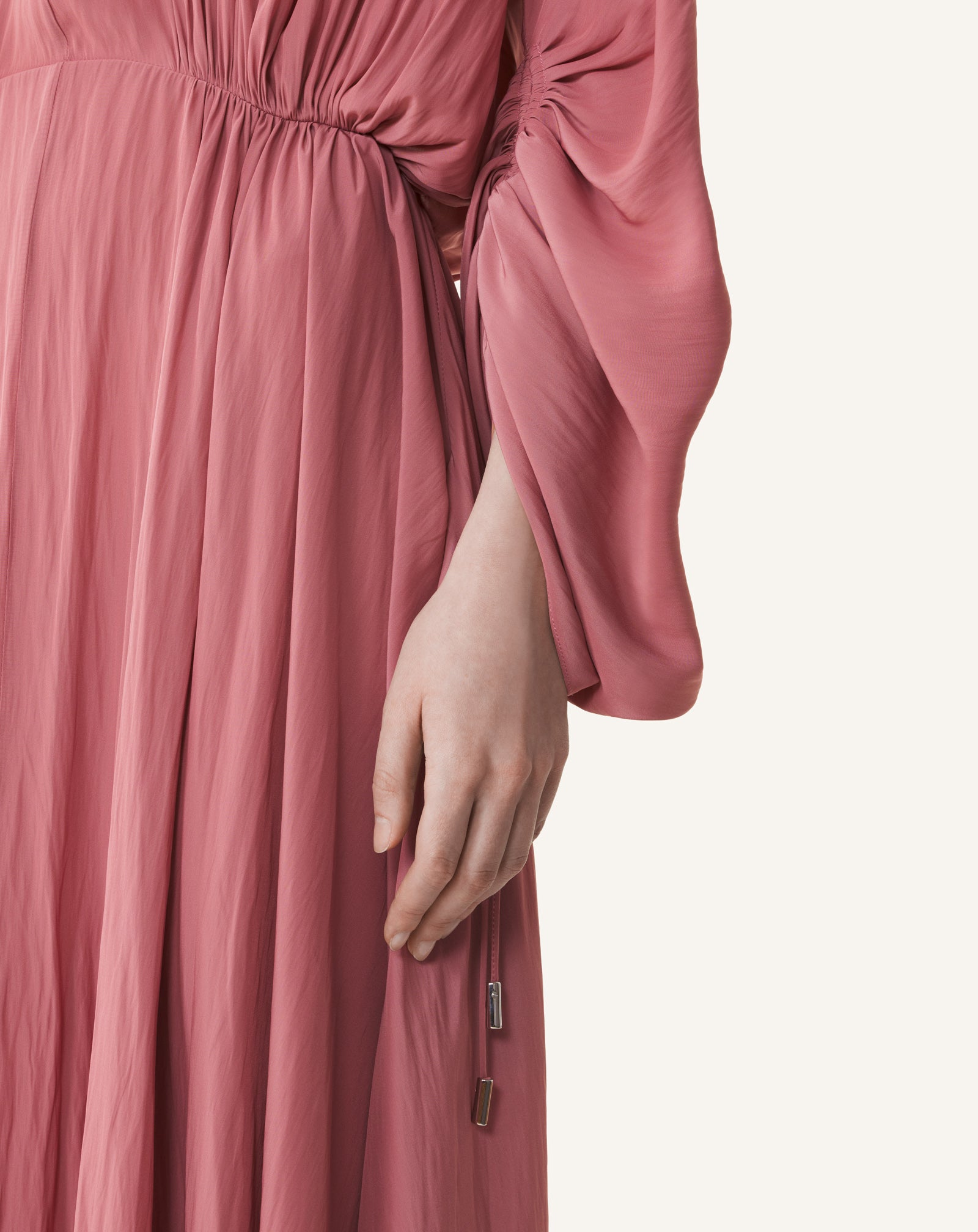 ROBE CINTRÉE EN CHARMEUSE