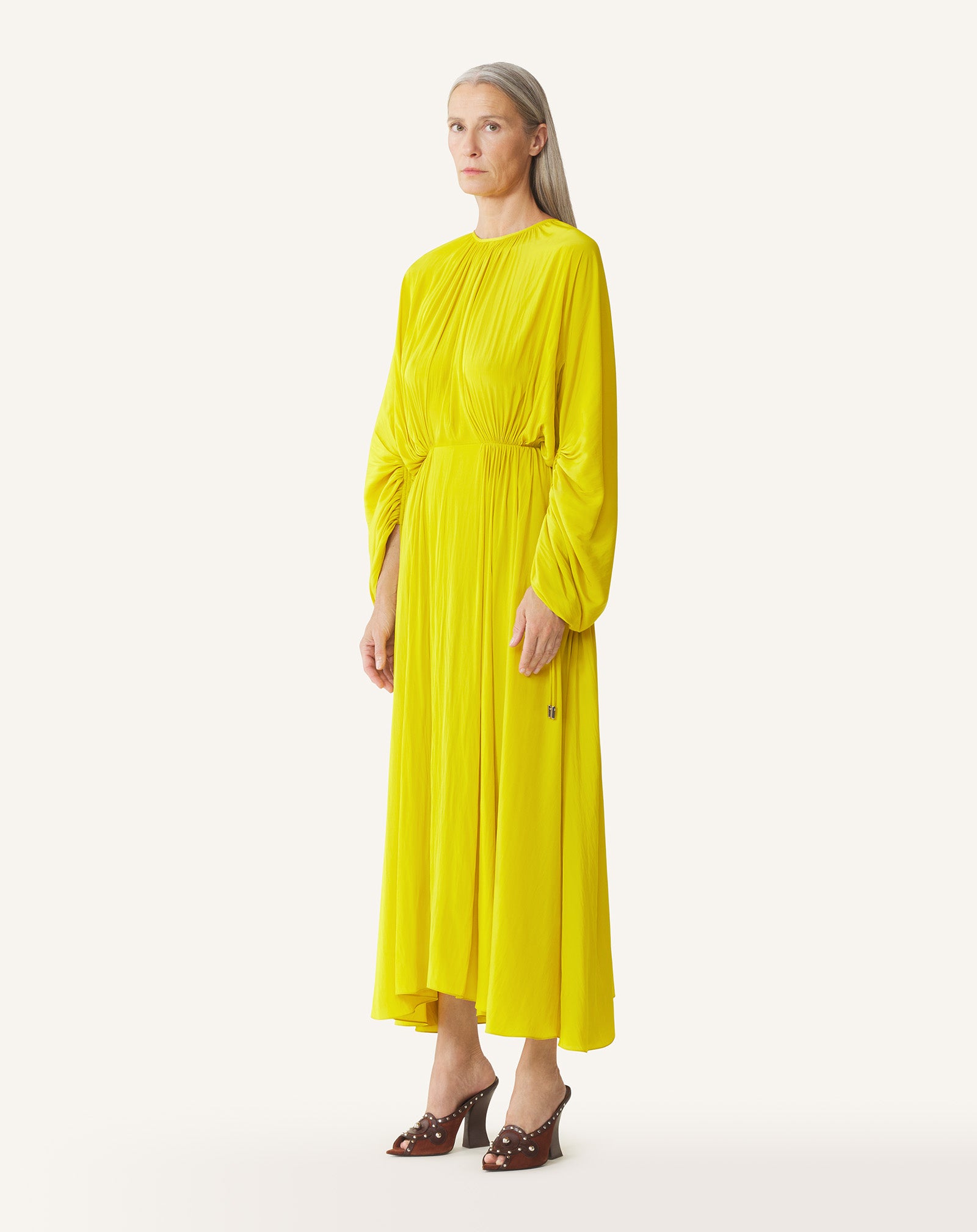 ROBE CINTRÉE EN CHARMEUSE JAUNE