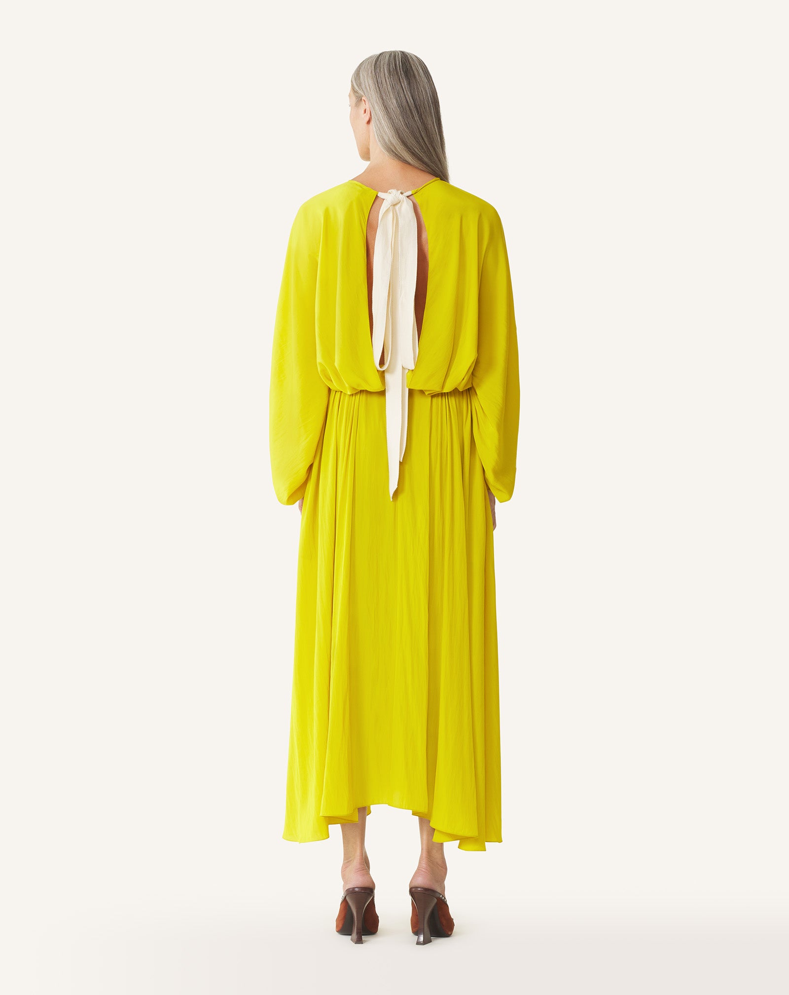 ROBE CINTRÉE EN CHARMEUSE JAUNE
