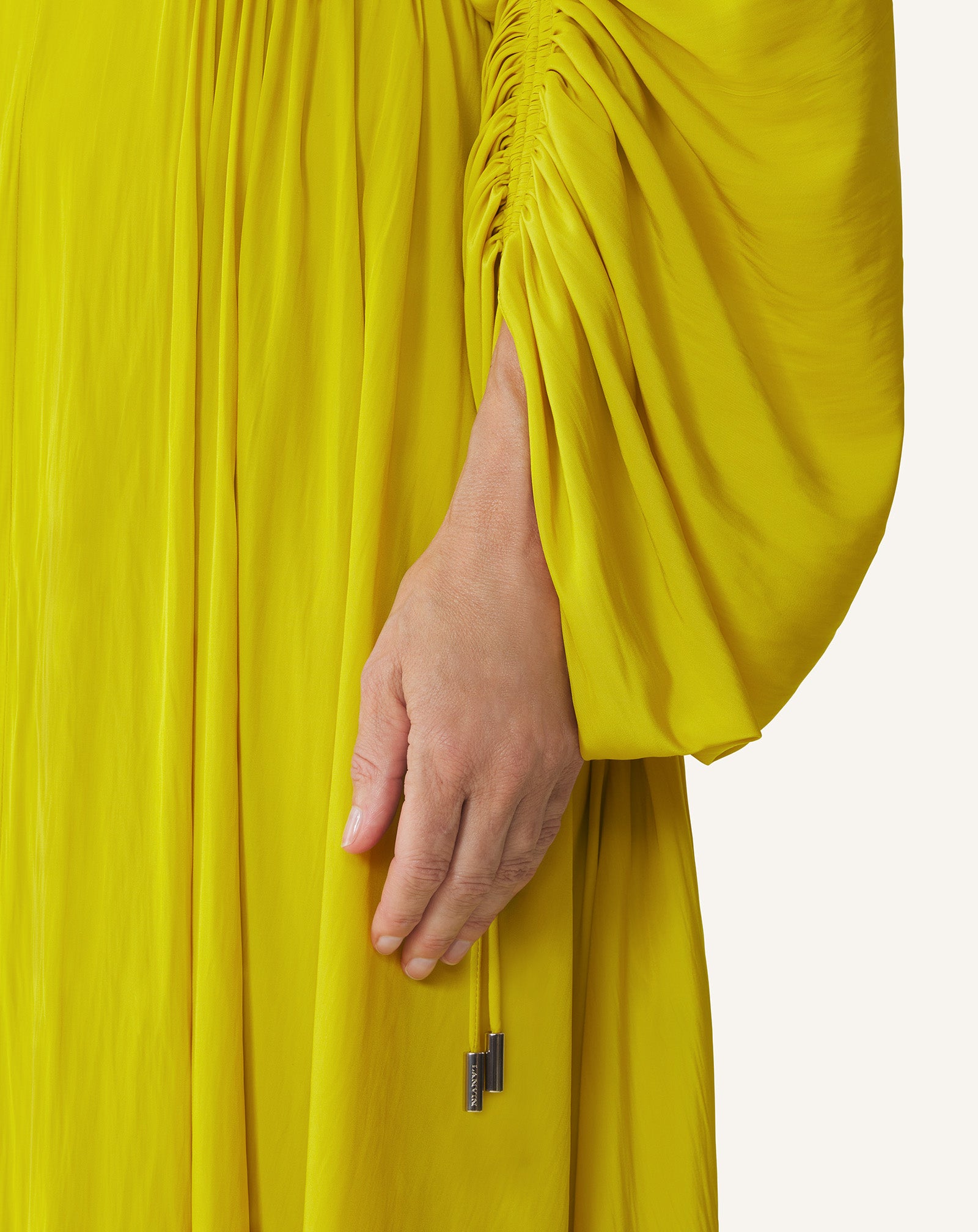ROBE CINTRÉE EN CHARMEUSE JAUNE