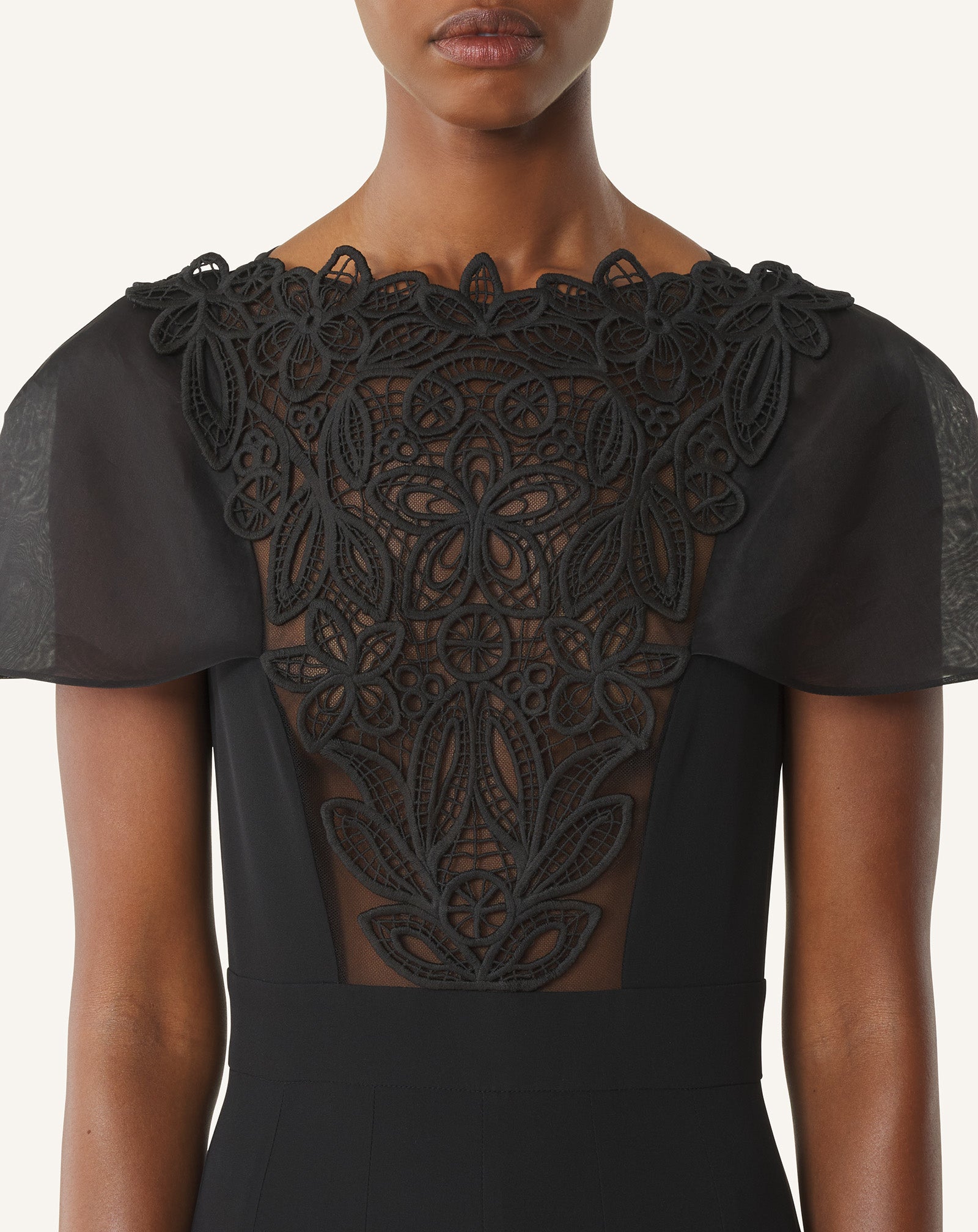 ROBE À PLASTRON BRODÉ EN GEORGETTE DE SOIE