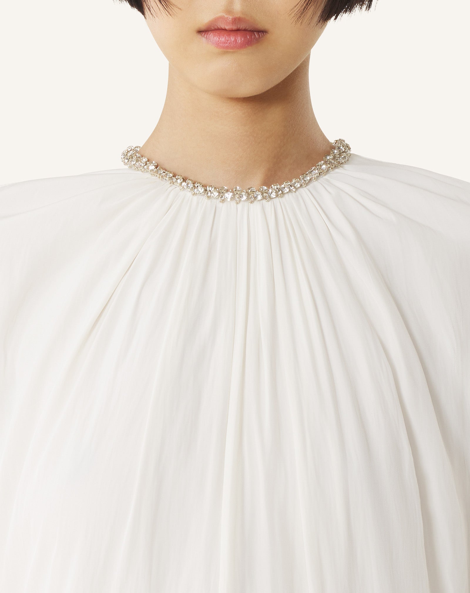 ROBE BRODÉE EN CHARMEUSE BLANC