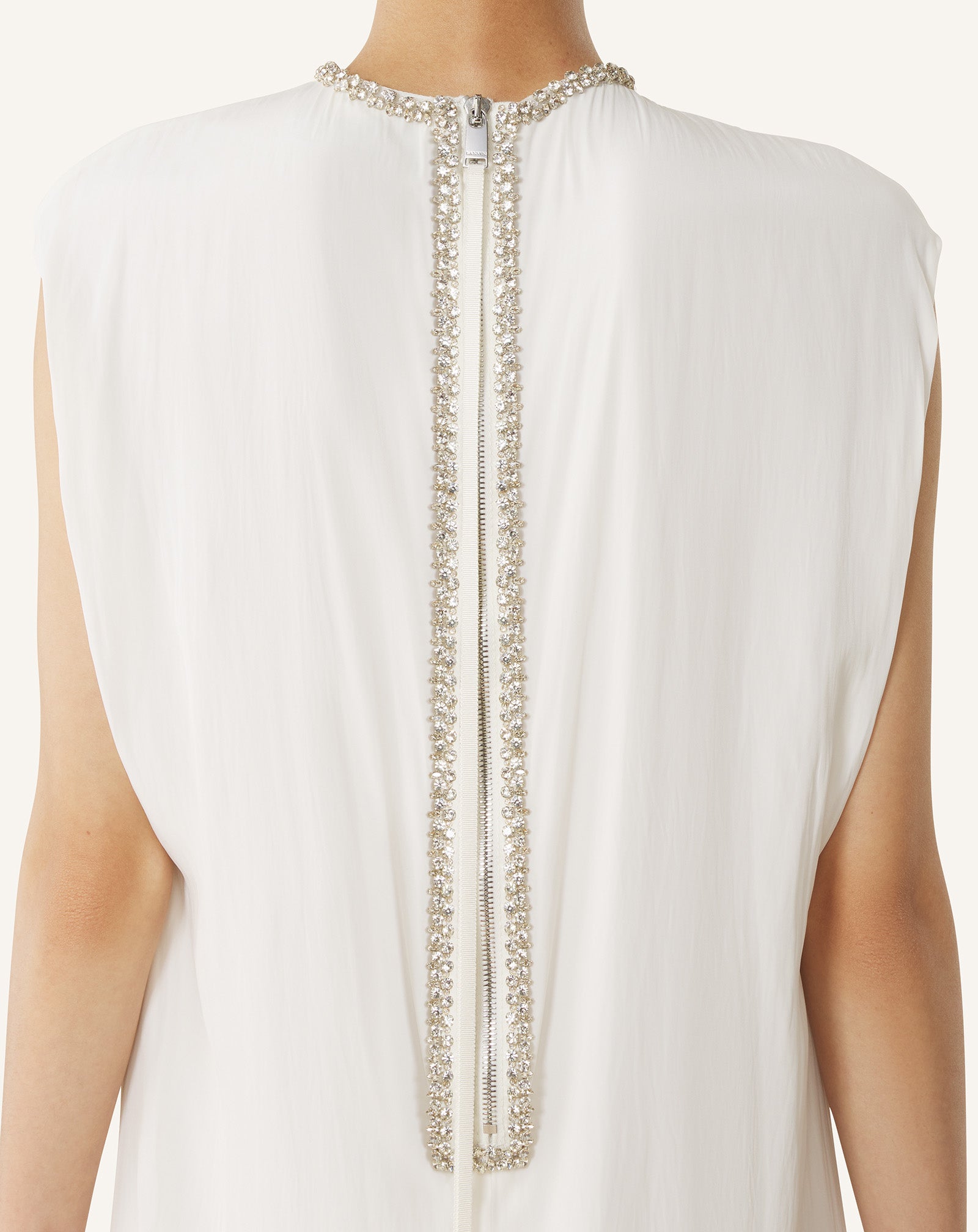 ROBE BRODÉE EN CHARMEUSE