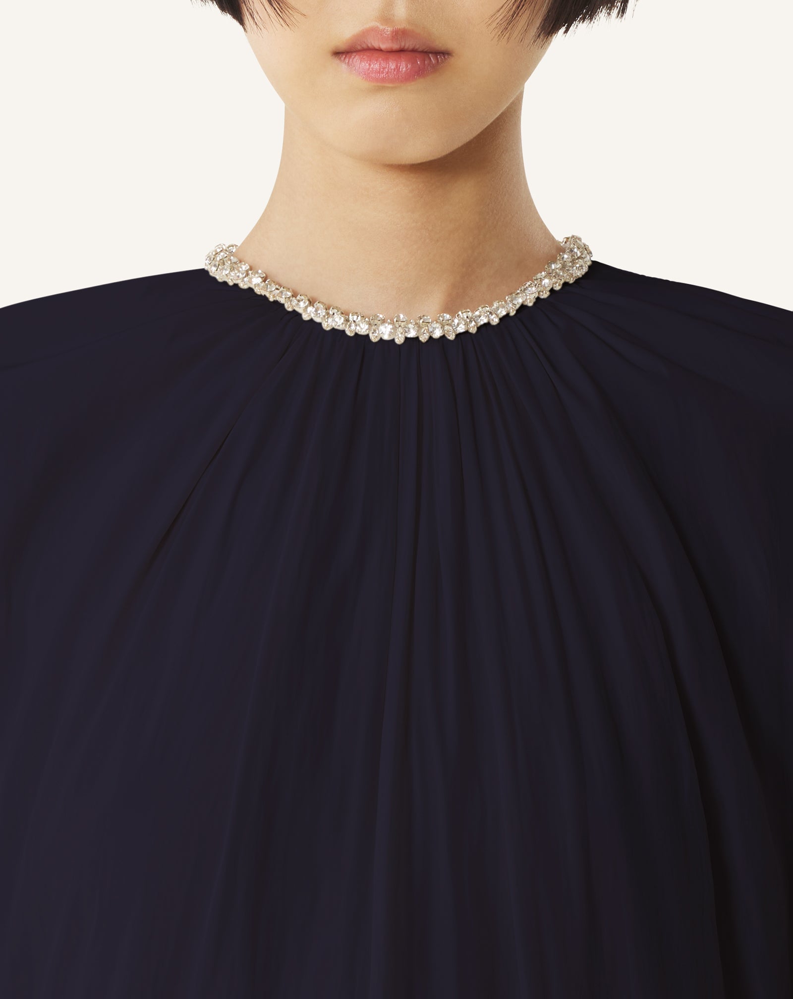ROBE BRODÉE EN CHARMEUSE