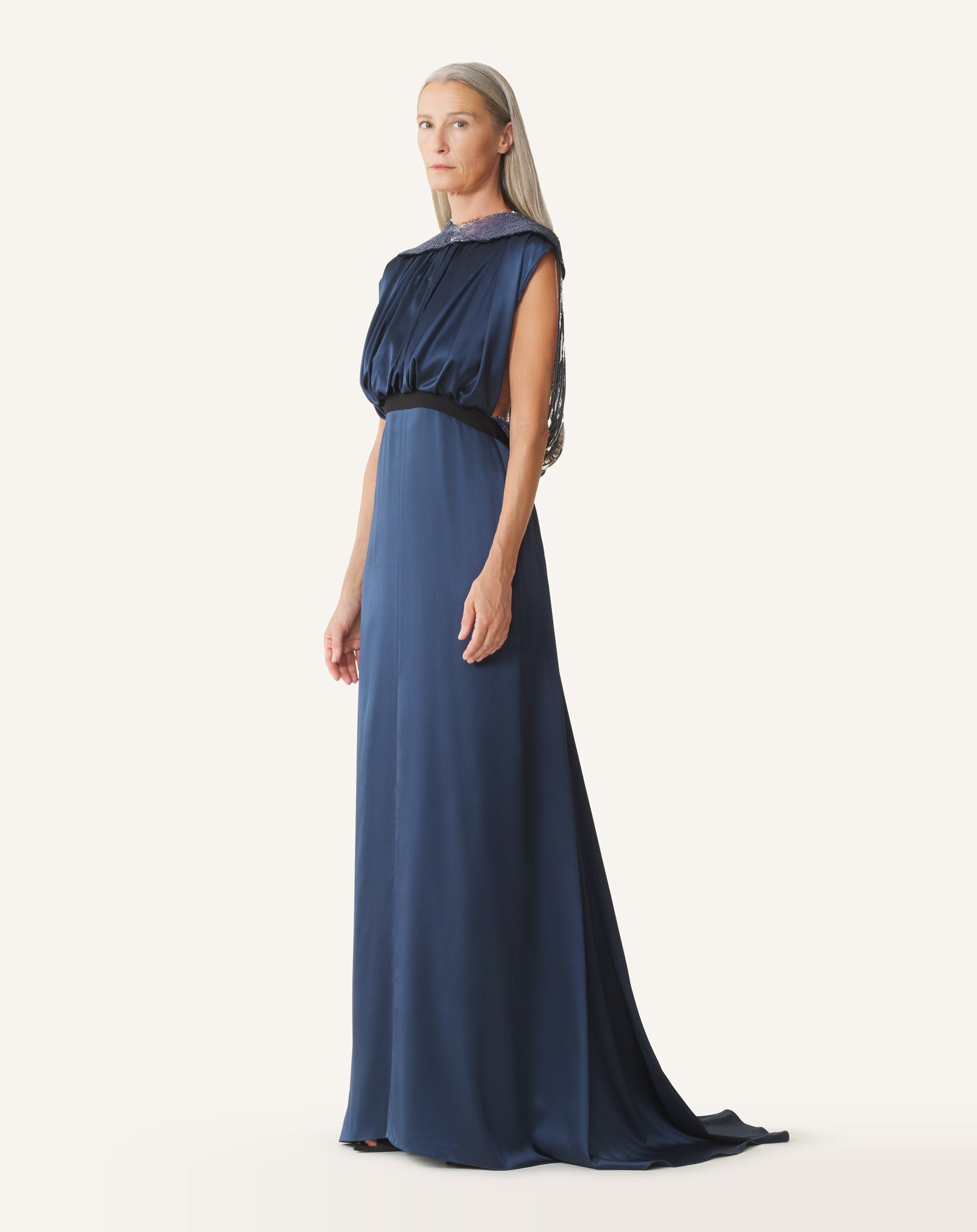 ROBE À DOS BRODÉ EN SATIN DE SOIE BLEU
