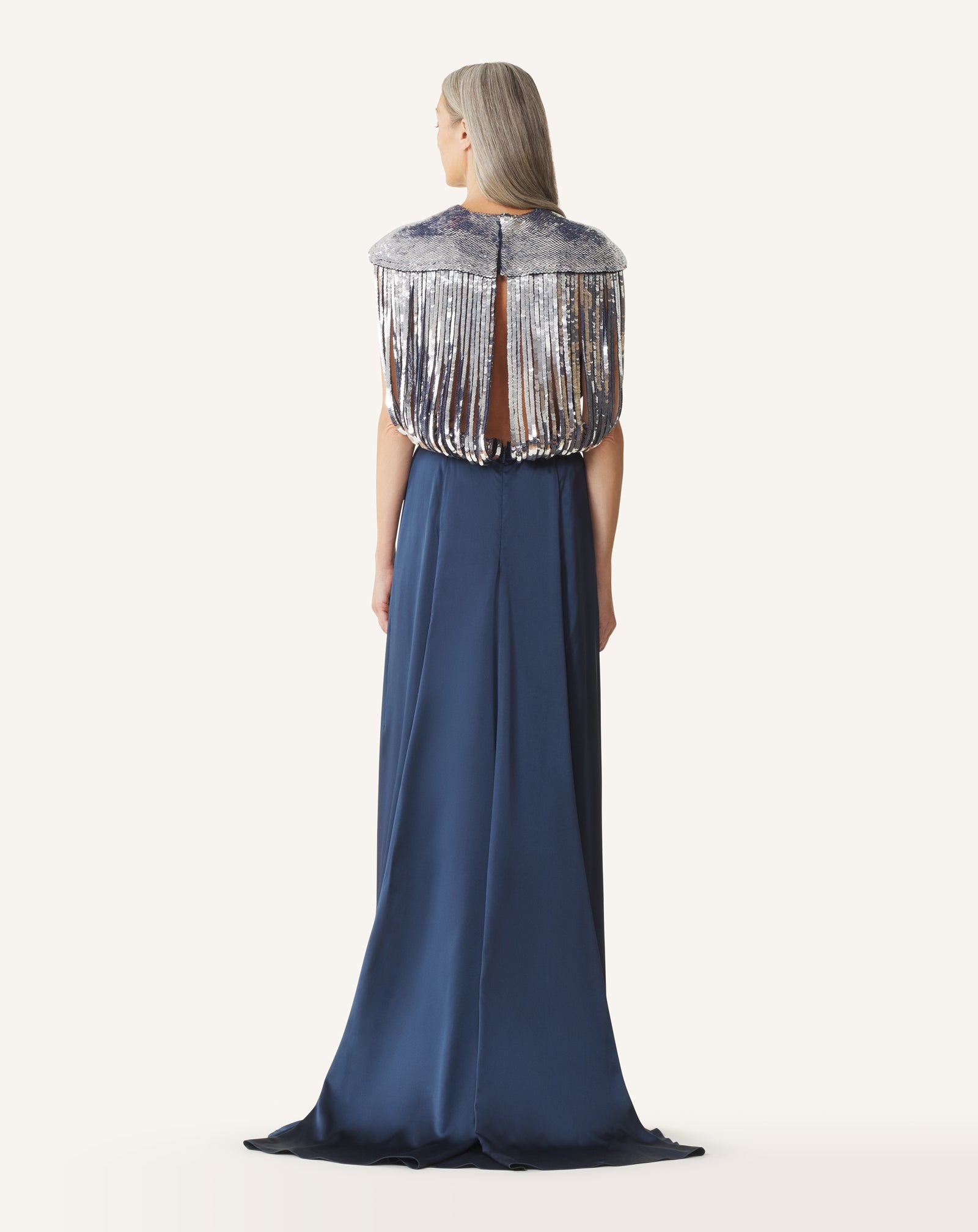 ROBE À DOS BRODÉ EN SATIN DE SOIE
