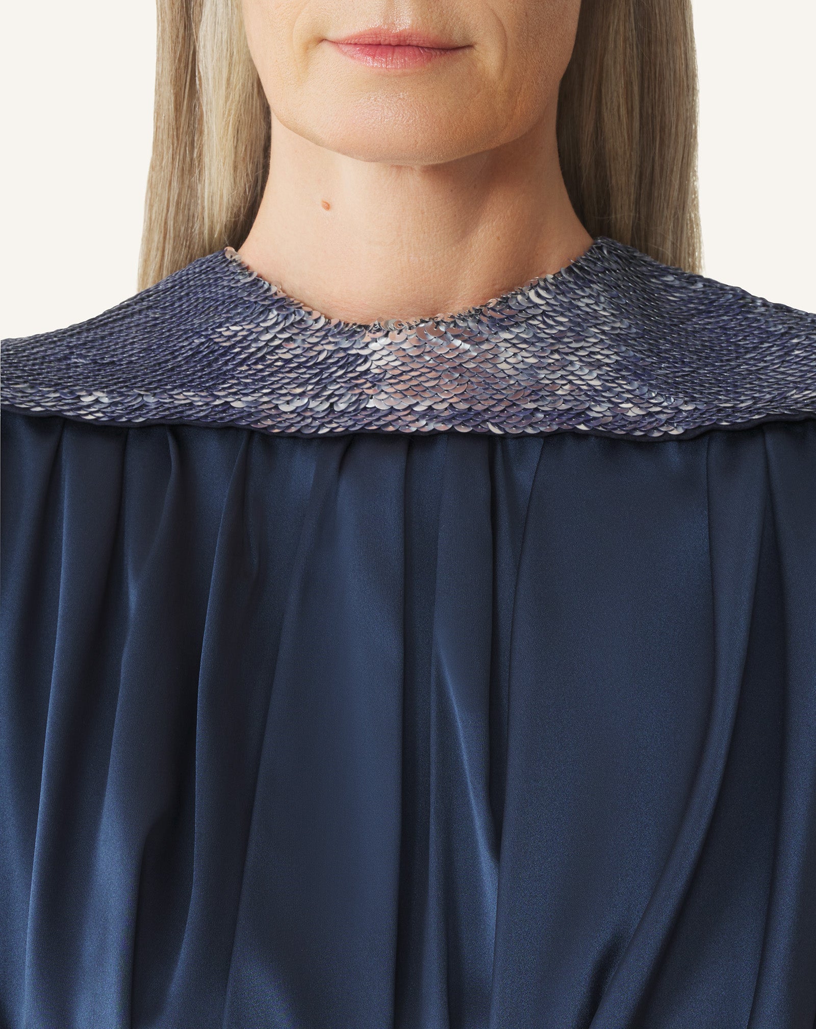 ROBE À DOS BRODÉ EN SATIN DE SOIE BLEU