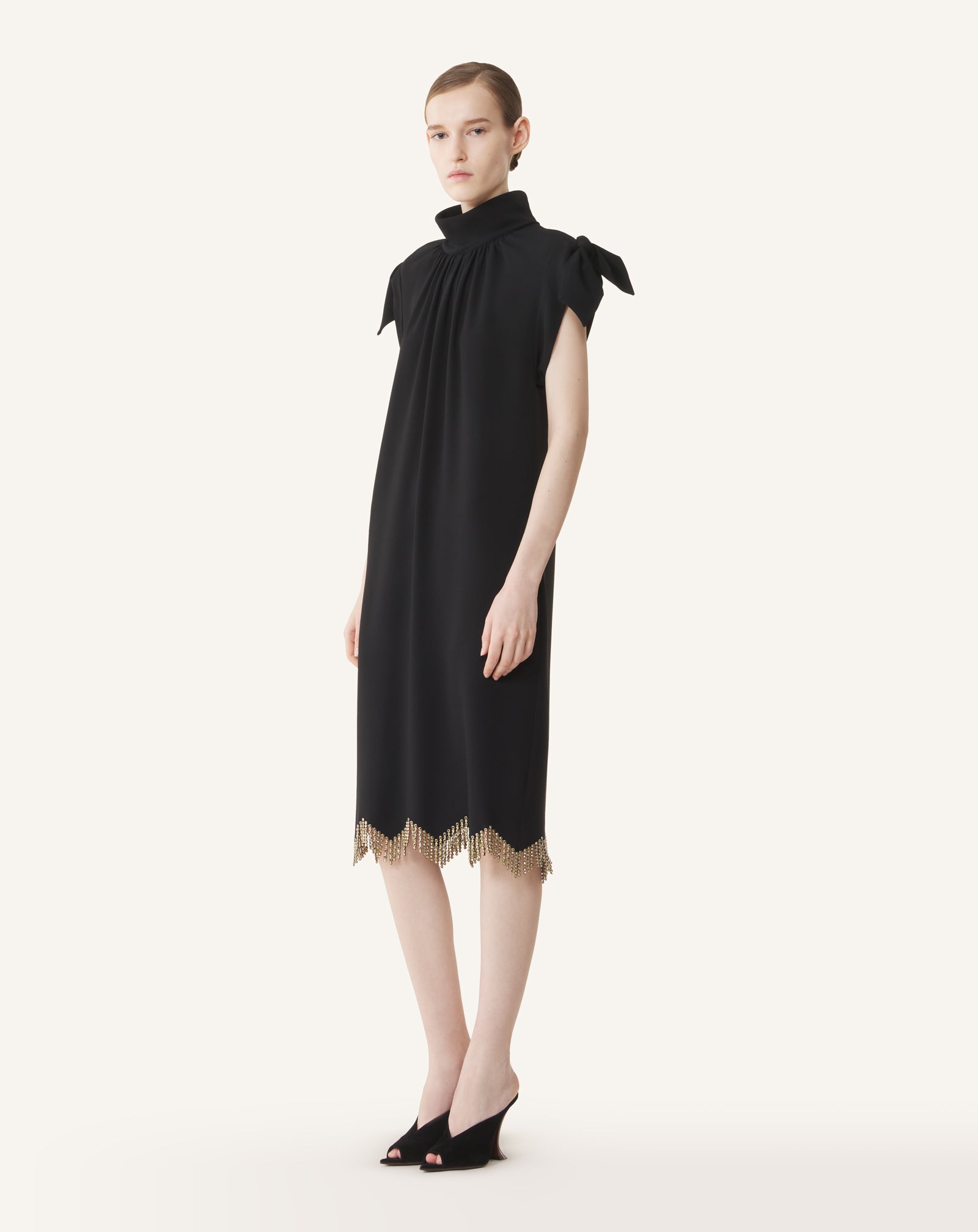 ROBE À NŒUDS BRODÉE EN SABLÉ