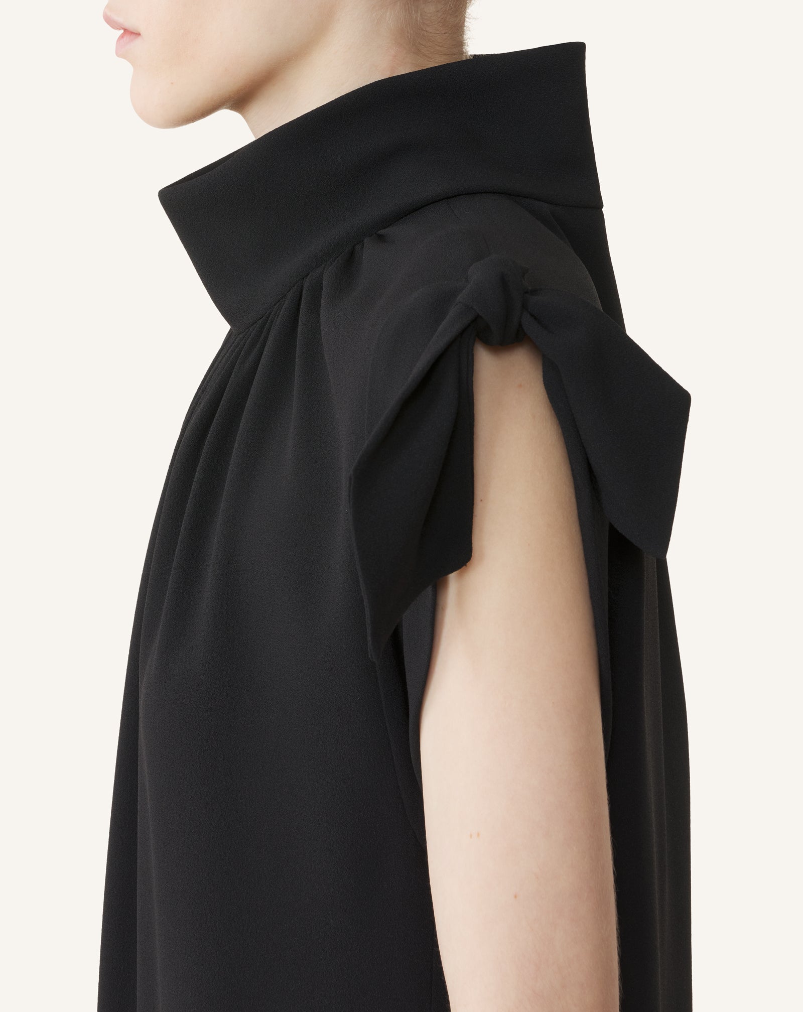 ROBE À NŒUDS BRODÉE EN SABLÉ