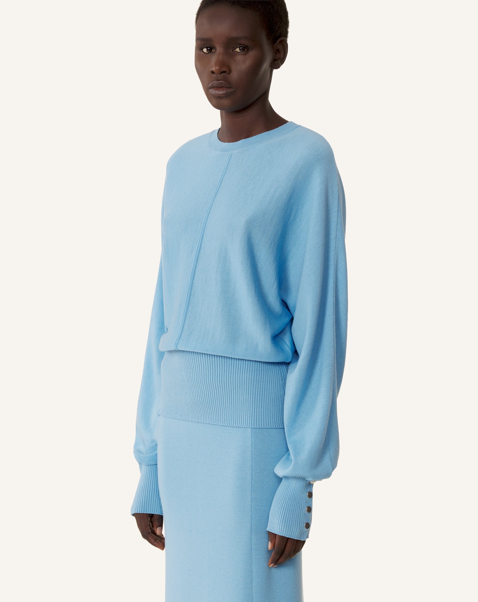 PULL CINTRÉ EN LAINE MÉRINOS BLEU