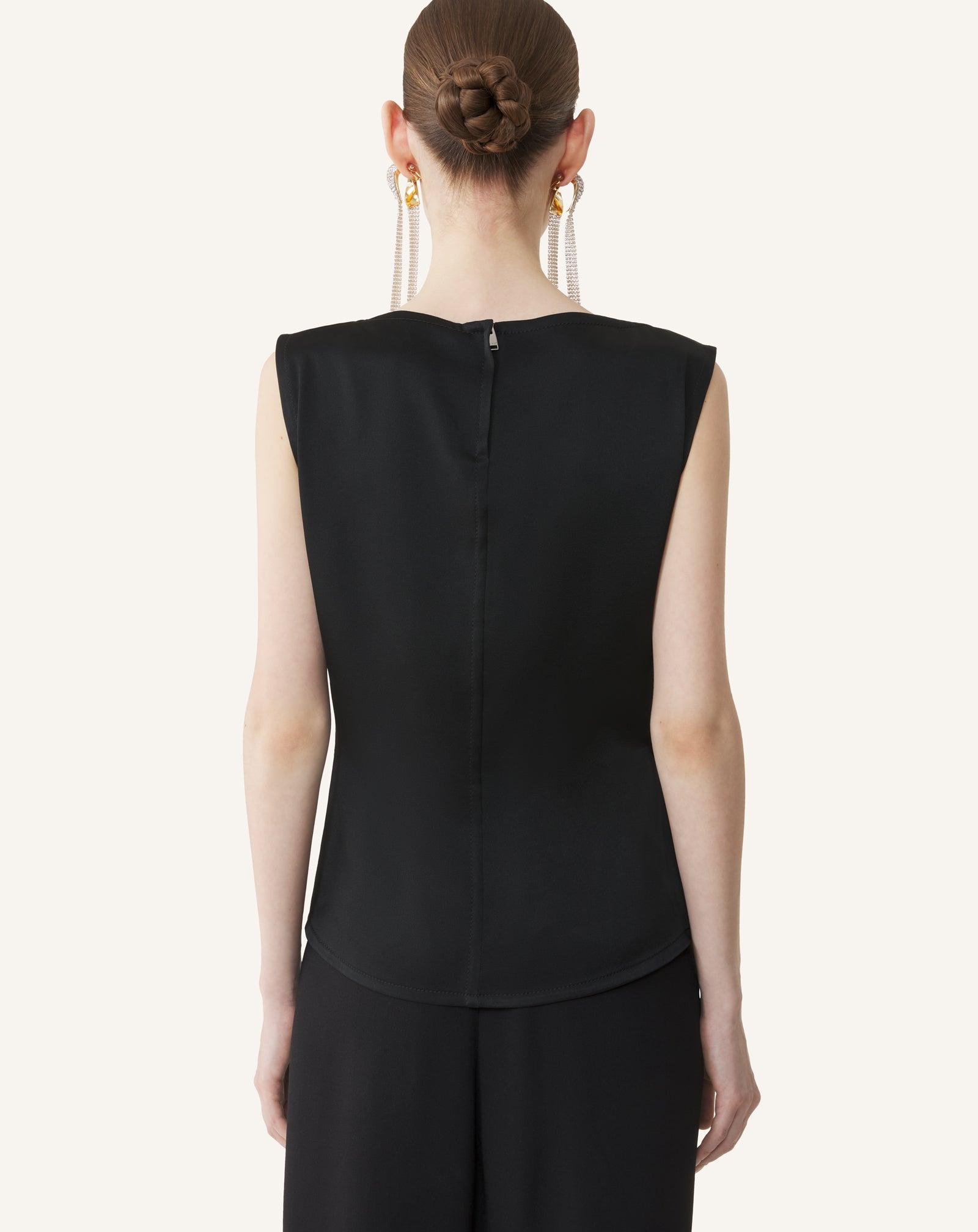 HAUT BOUTONNÉ SANS MANCHES EN SATIN