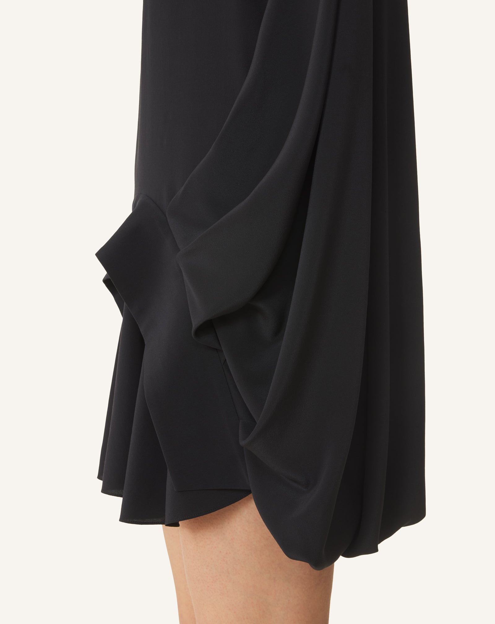 HAUT BALLON SANS MANCHES EN CREPE DE SOIE NOIR