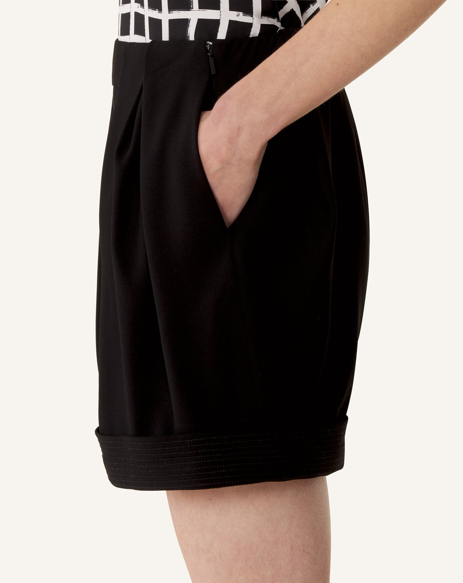 SHORT EN CRÊPE NOIR